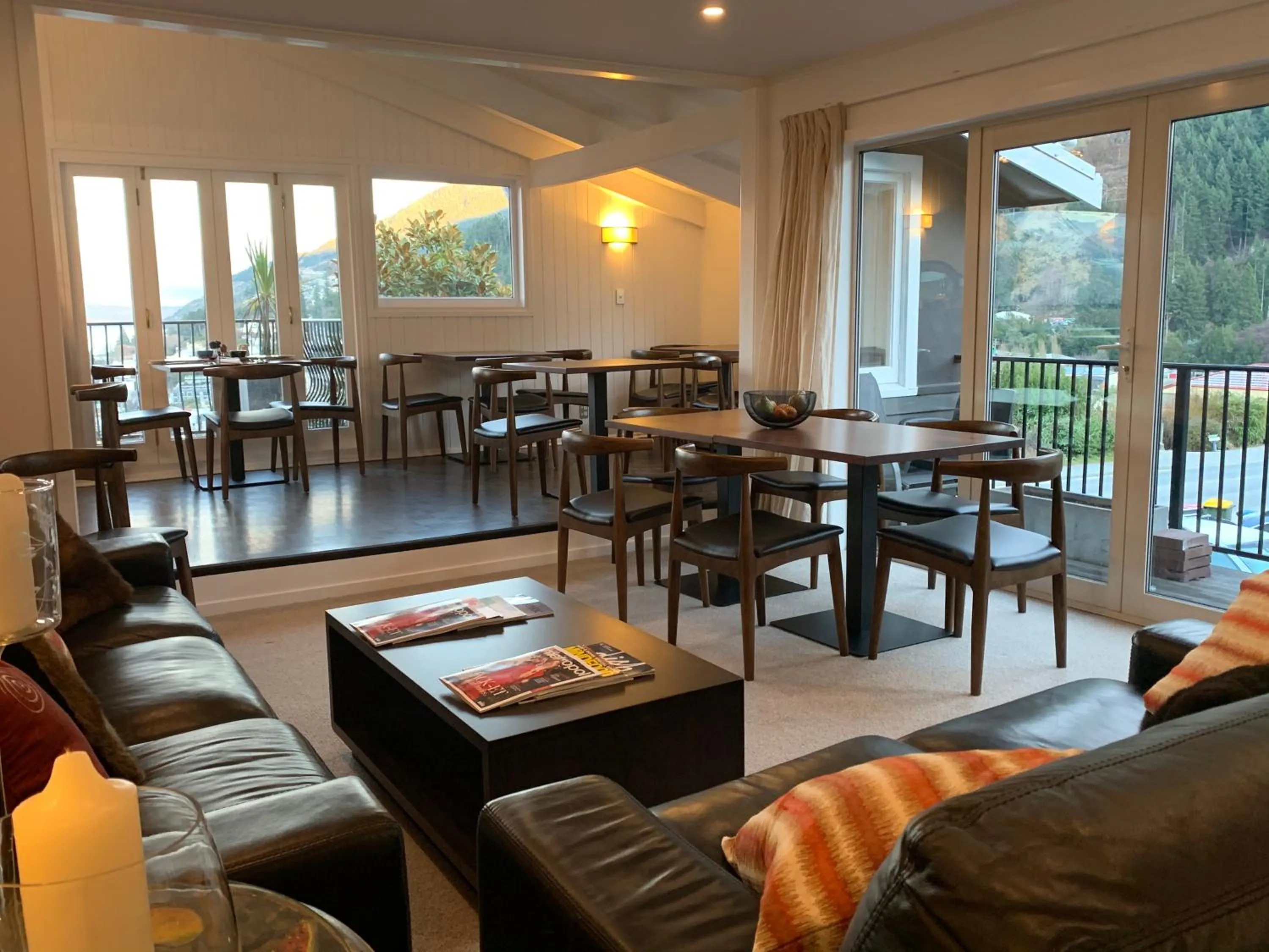 Communal lounge/ TV room in Queenstown House Bed & Breakfast and Apartments