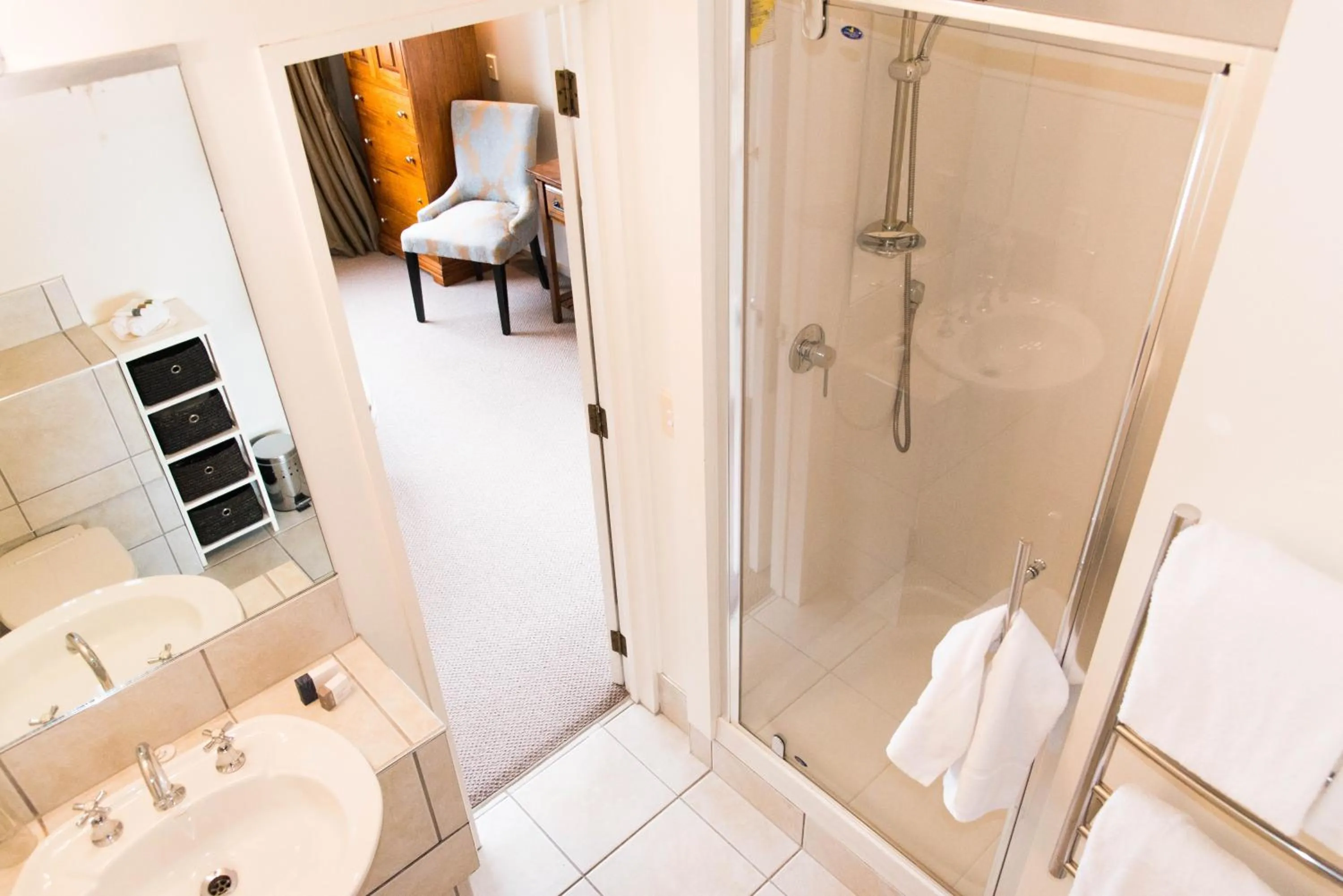 Bathroom in Queenstown House Bed & Breakfast and Apartments