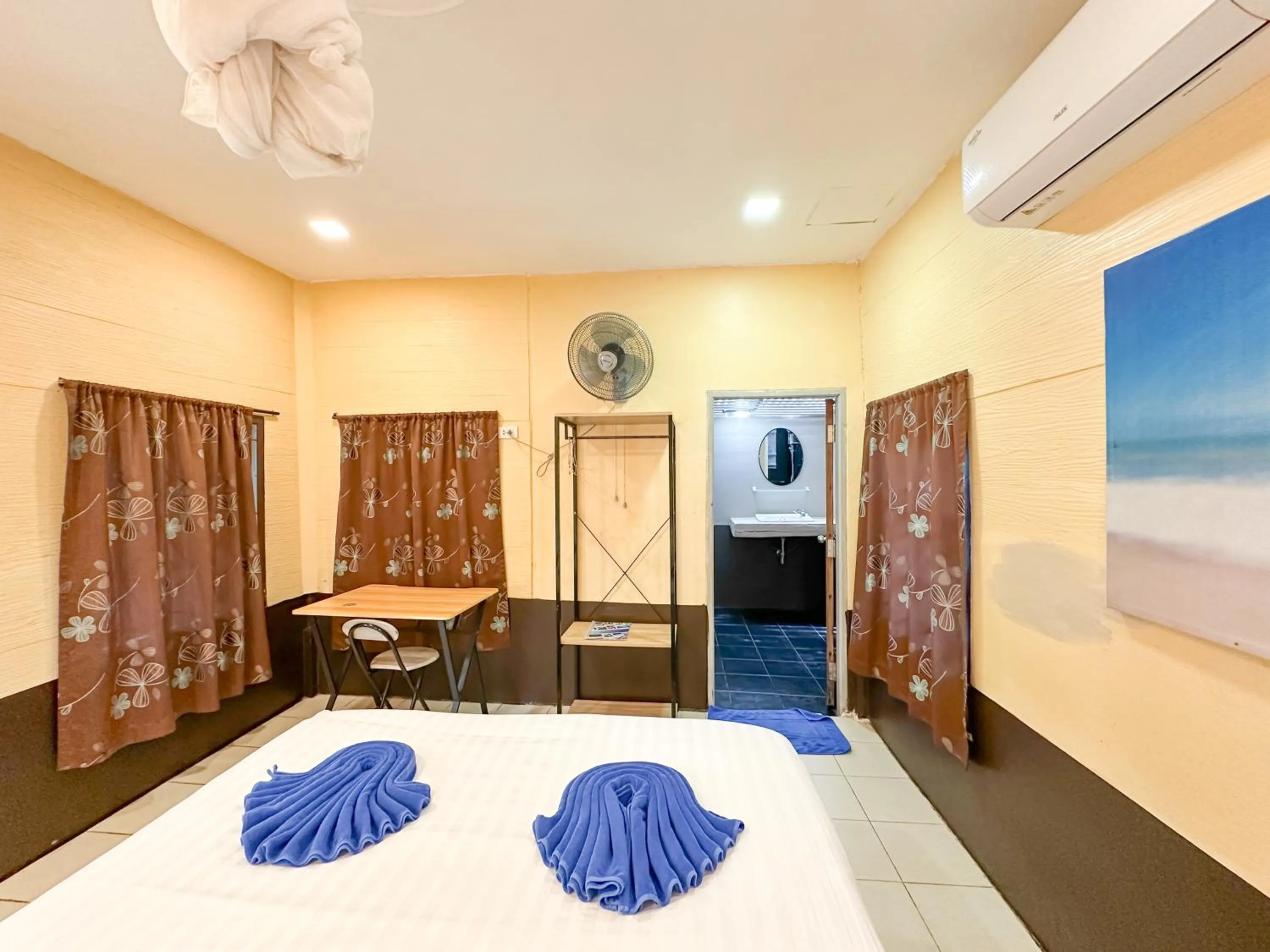 Photo of the whole room, Bed in Seetanu Bungalows
