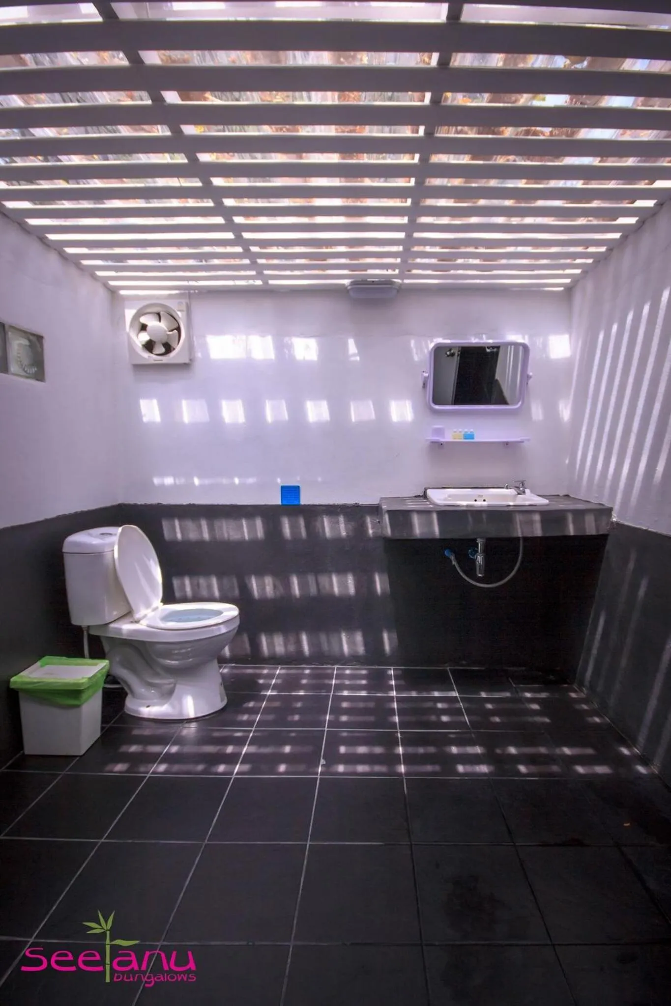 Shower in Seetanu Bungalows