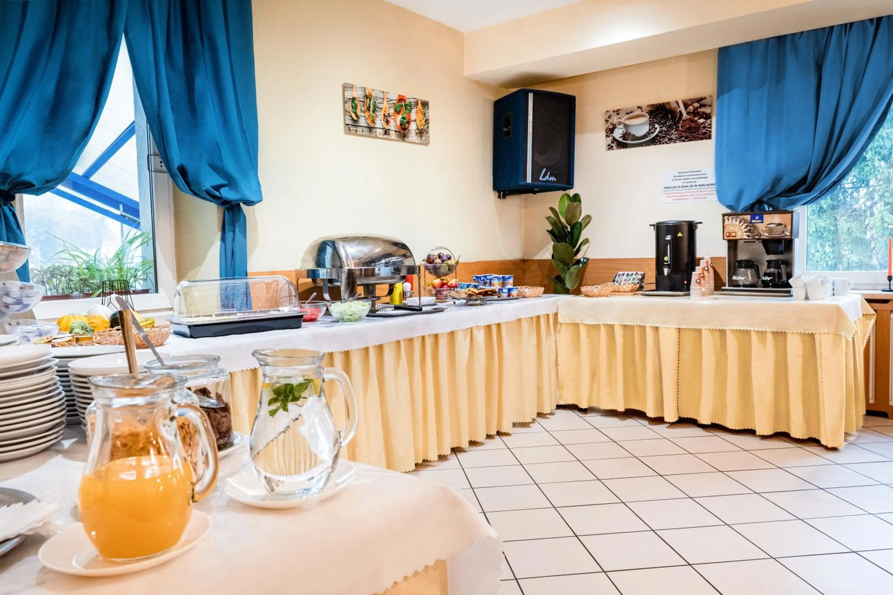 Restaurant/places to eat in Hotel Alf