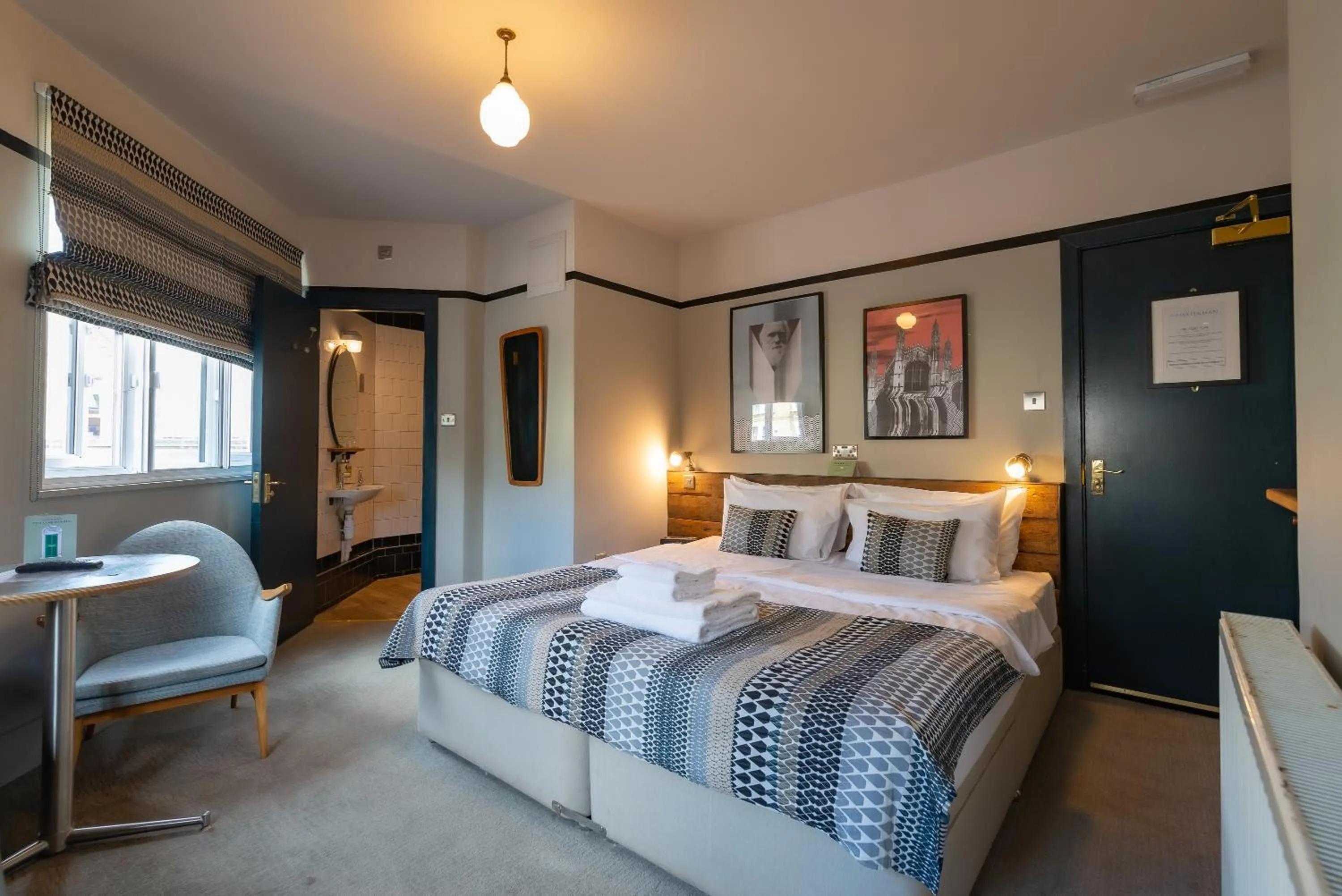 Bedroom, Bed in The Waterman