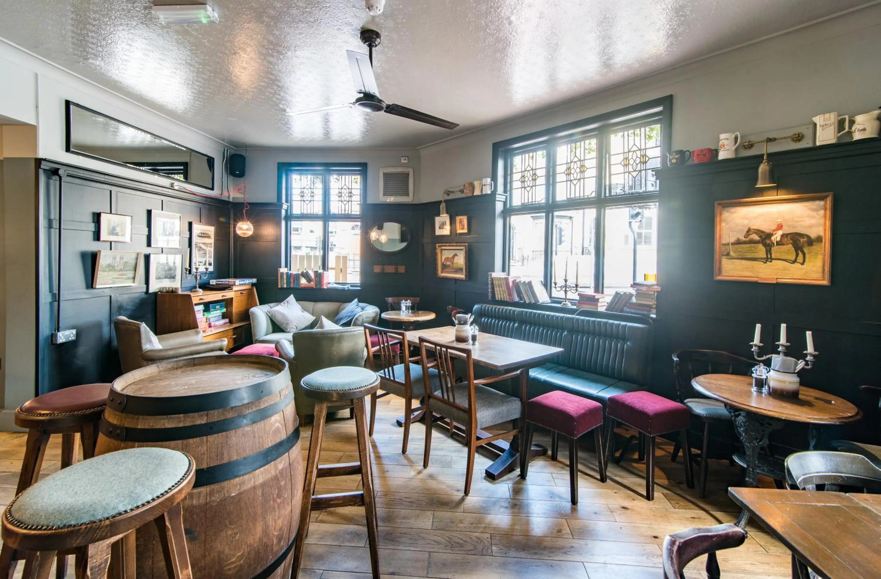 Lounge or bar in The Waterman