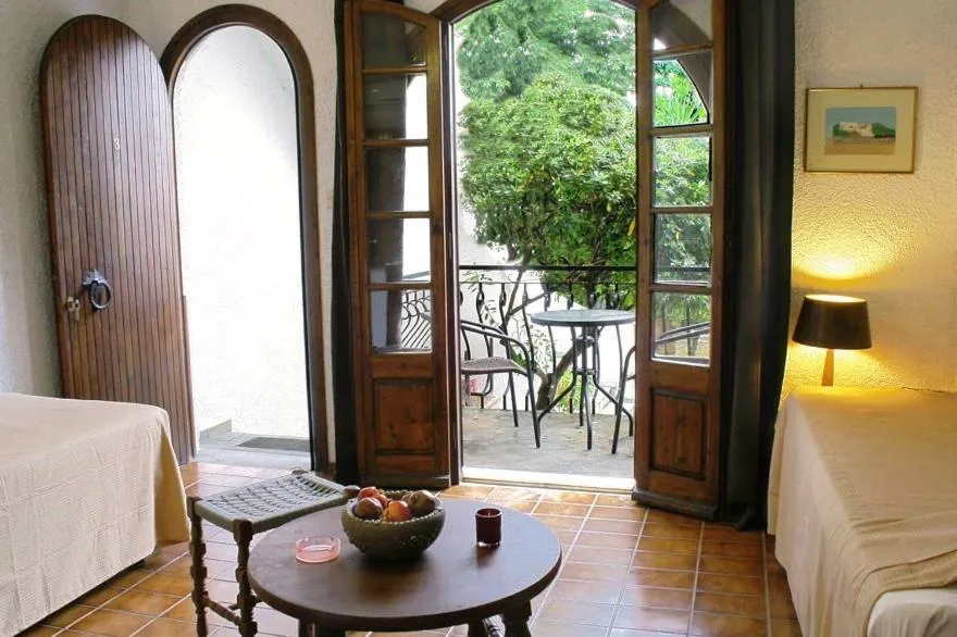 Garden view, Bed in Villa Belmar Self-Catered Apartments