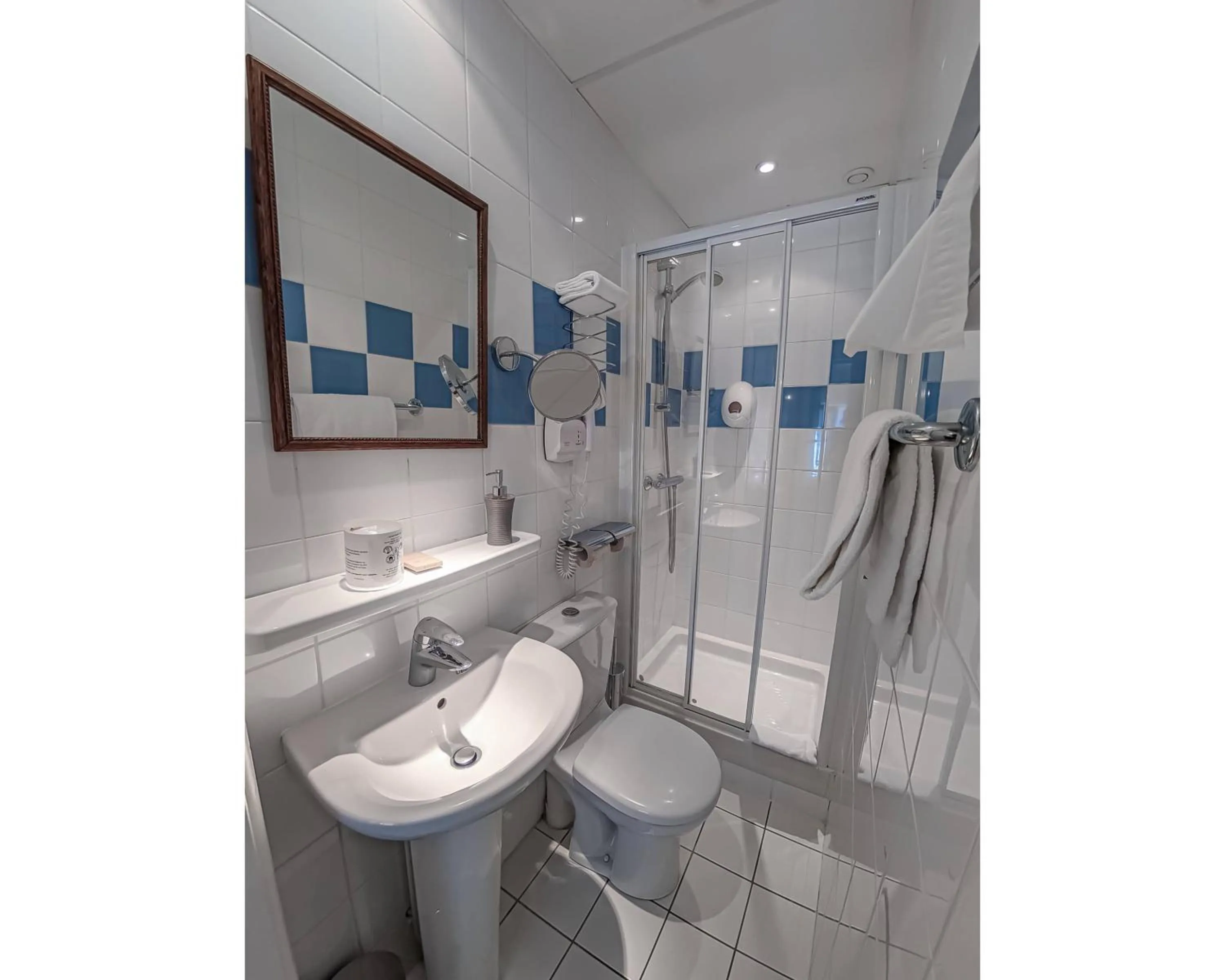 Bathroom in Hôtel de l'Abeille