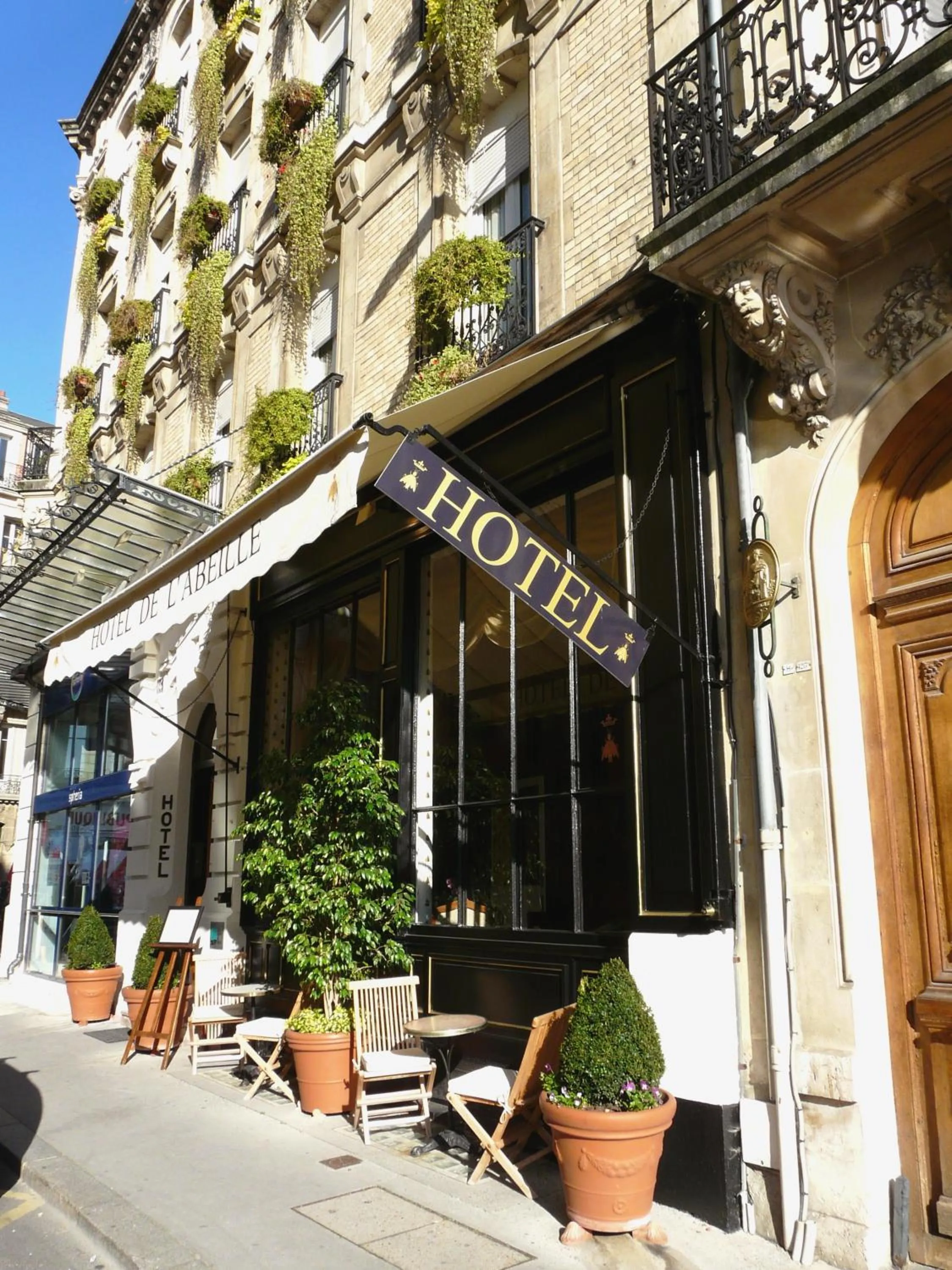 Facade/entrance in Hôtel de l'Abeille