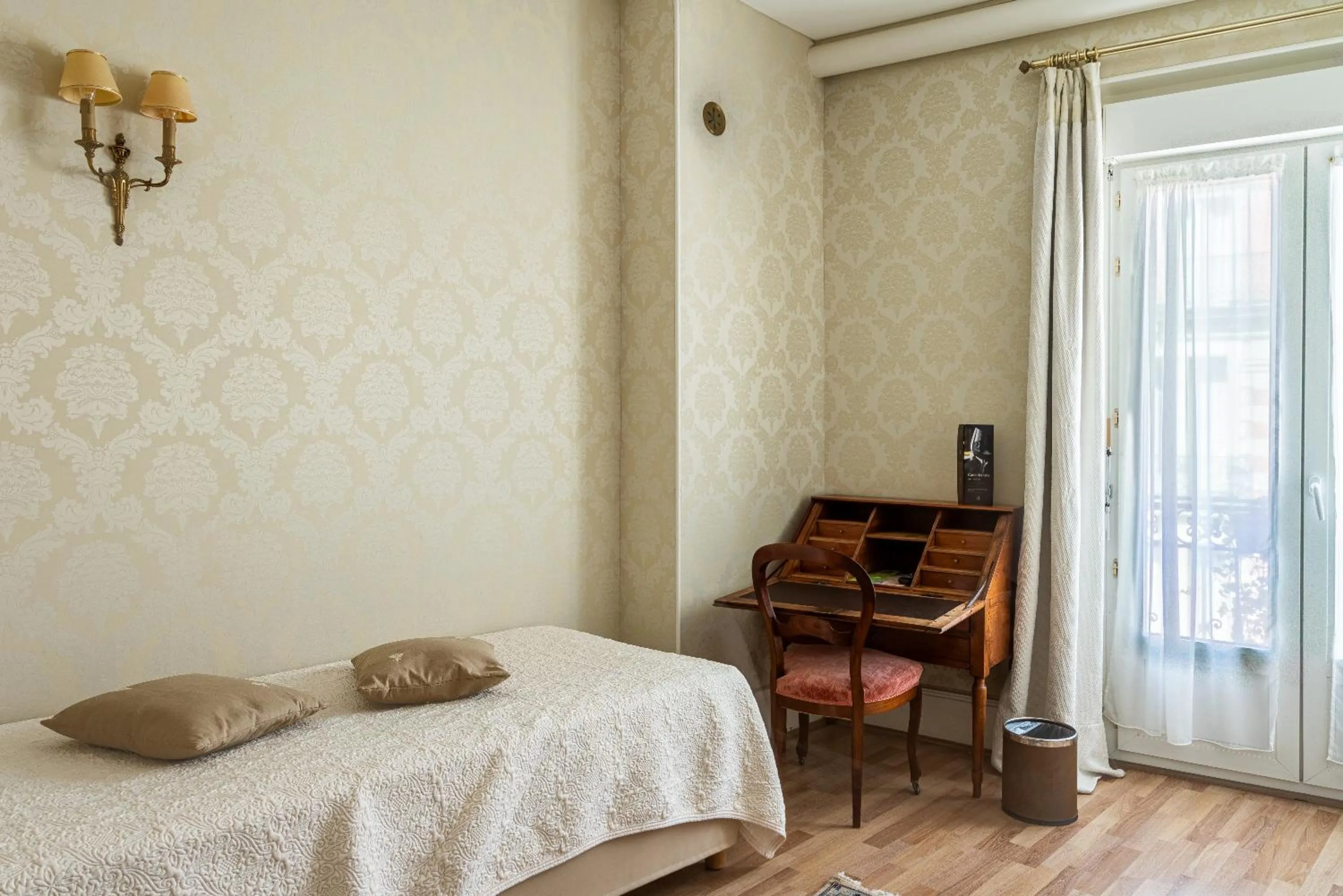 Bed in Hôtel de l'Abeille