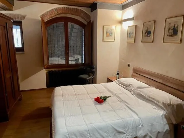 Bed in Osteria Del Borgo B&B