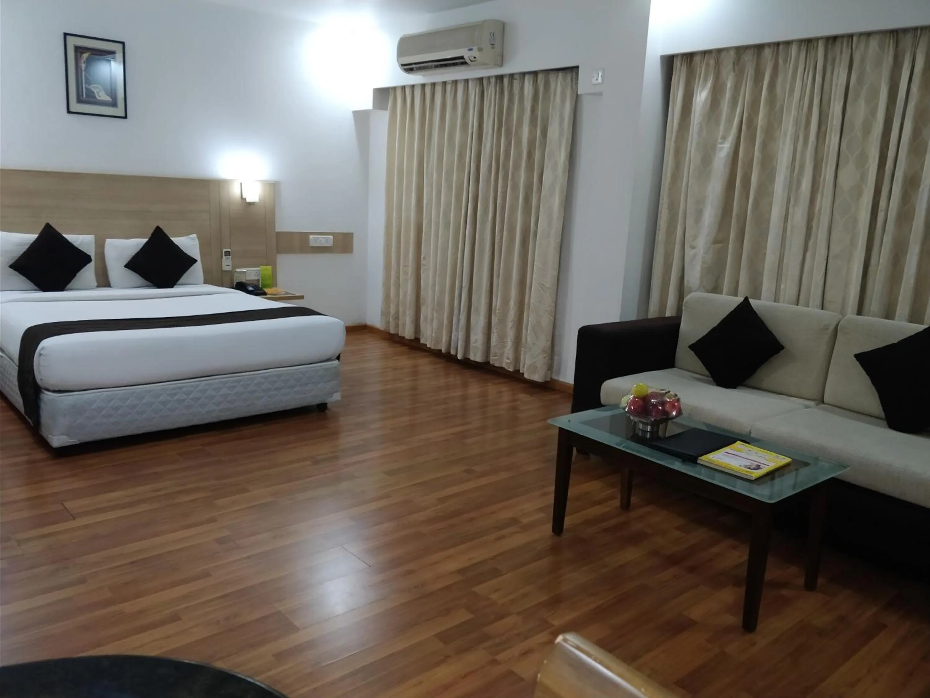 Seating area, Bed in Hotel Ambient Turret