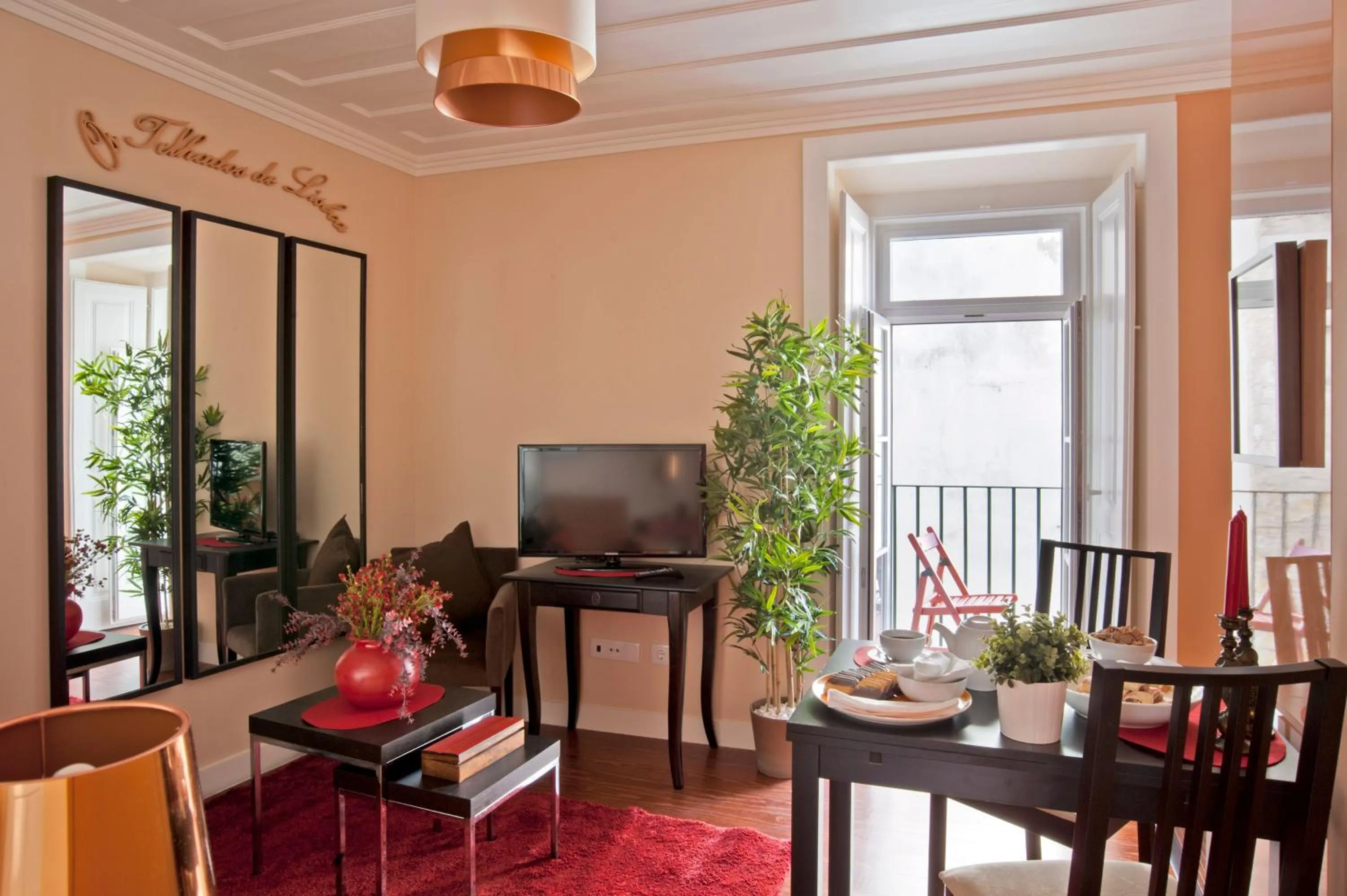 TV and multimedia in Lisbon Colours Bairro Alto Apartments