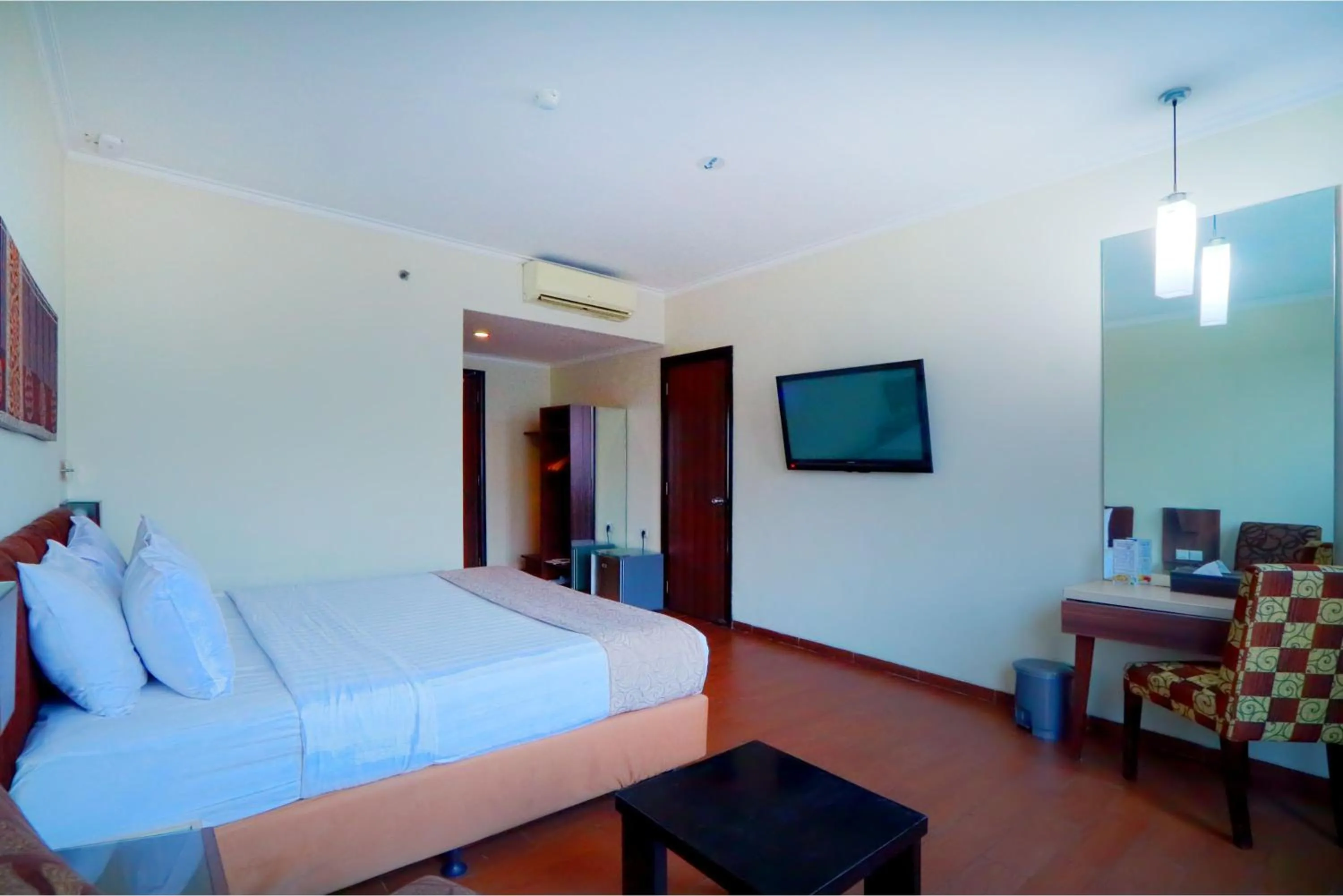 Bedroom, Bed in Hotel Dafam Pekalongan