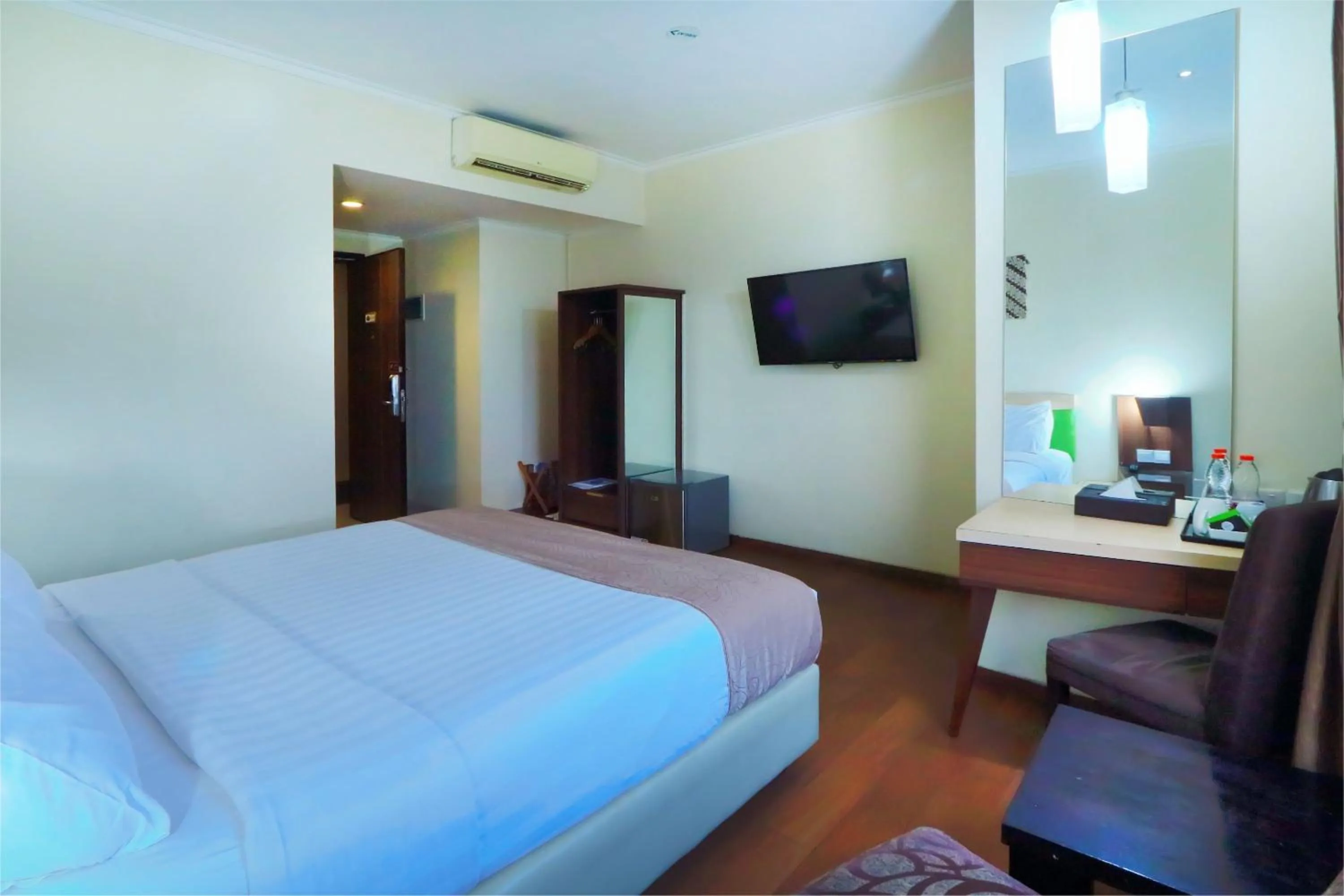 Bathroom, Bed in Hotel Dafam Pekalongan