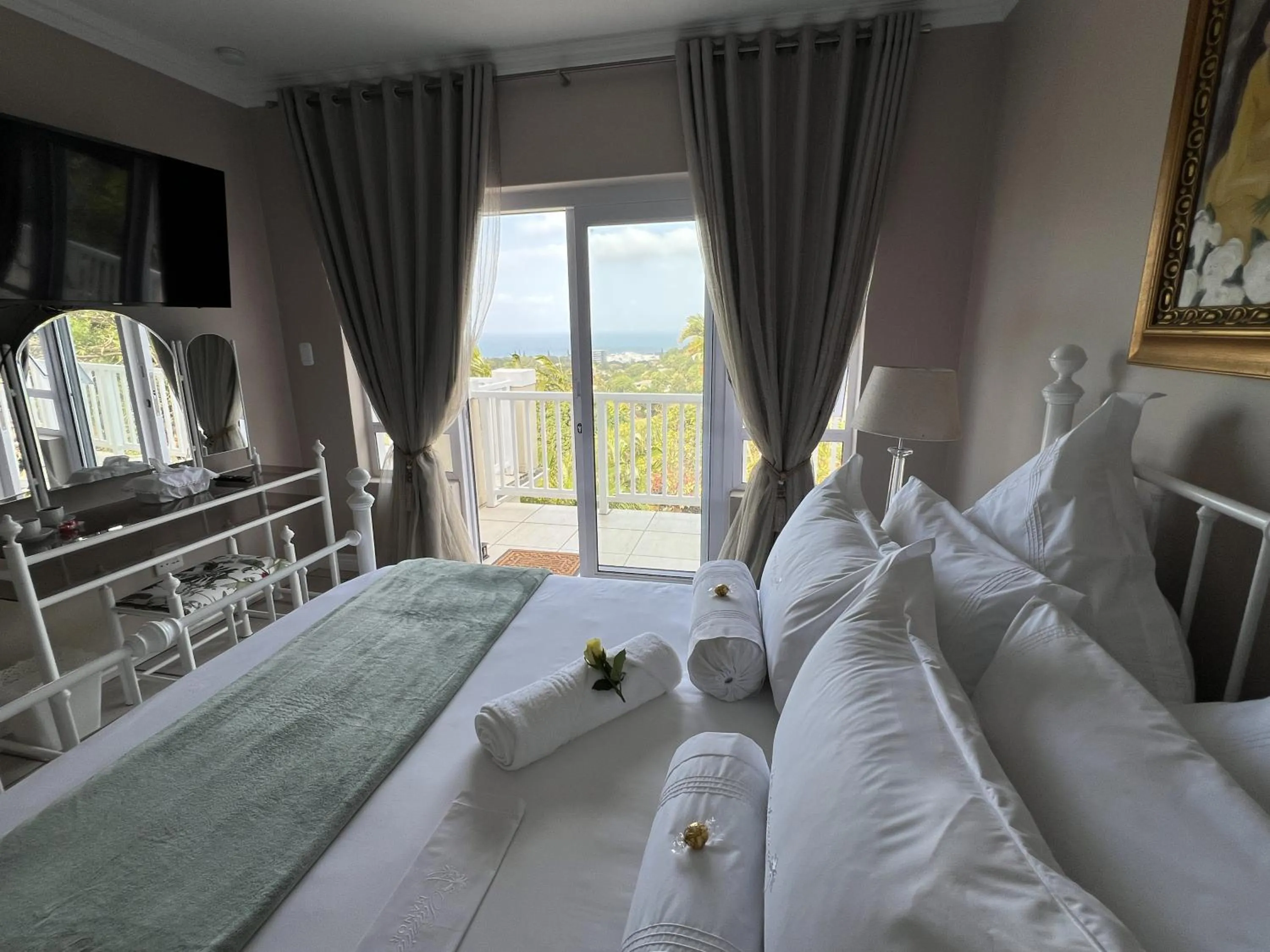 View (from property/room), Bed in Seaview Manor Exquisite Bed & Breakfast