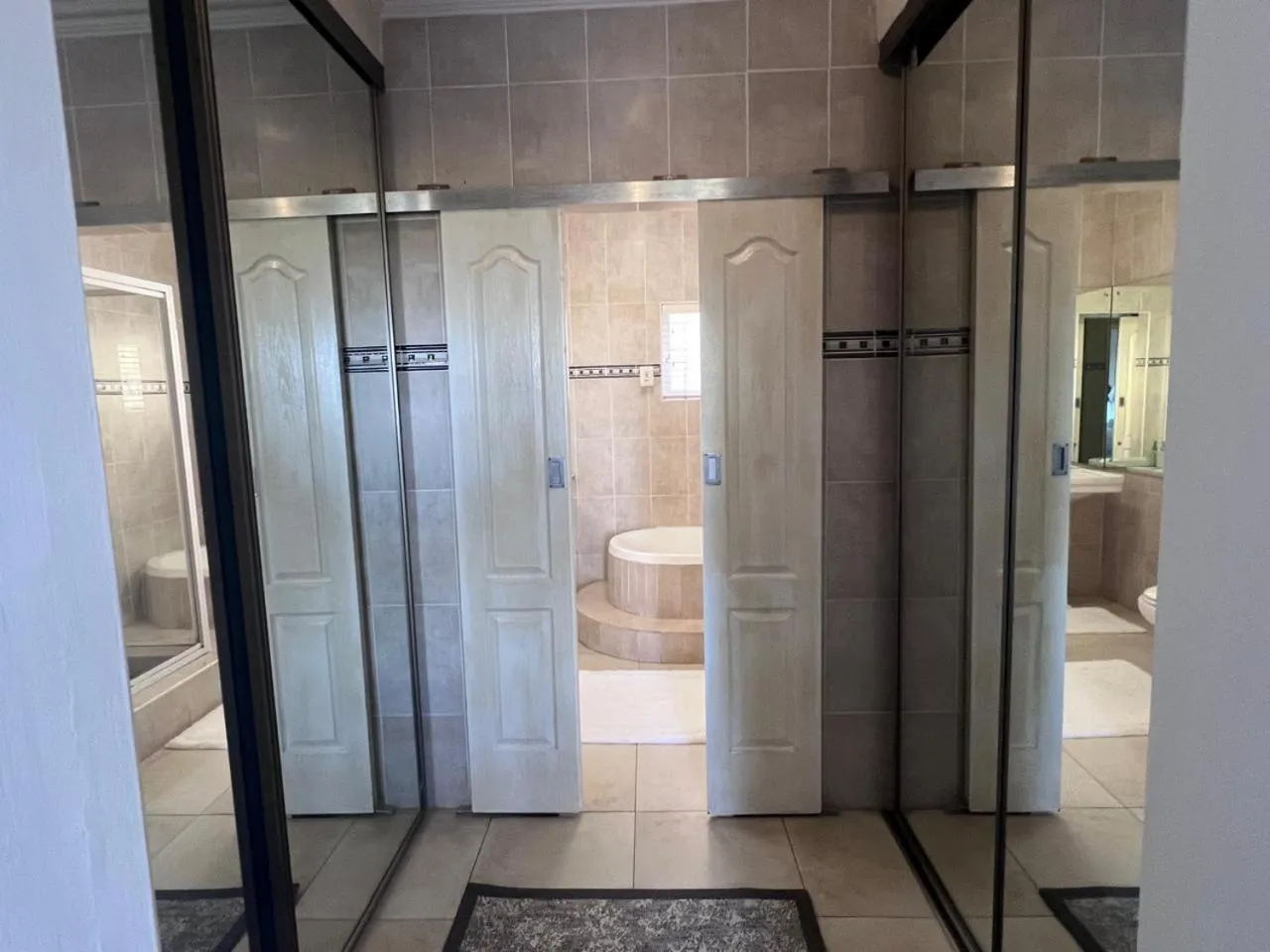 wardrobe in Seaview Manor Exquisite Bed & Breakfast