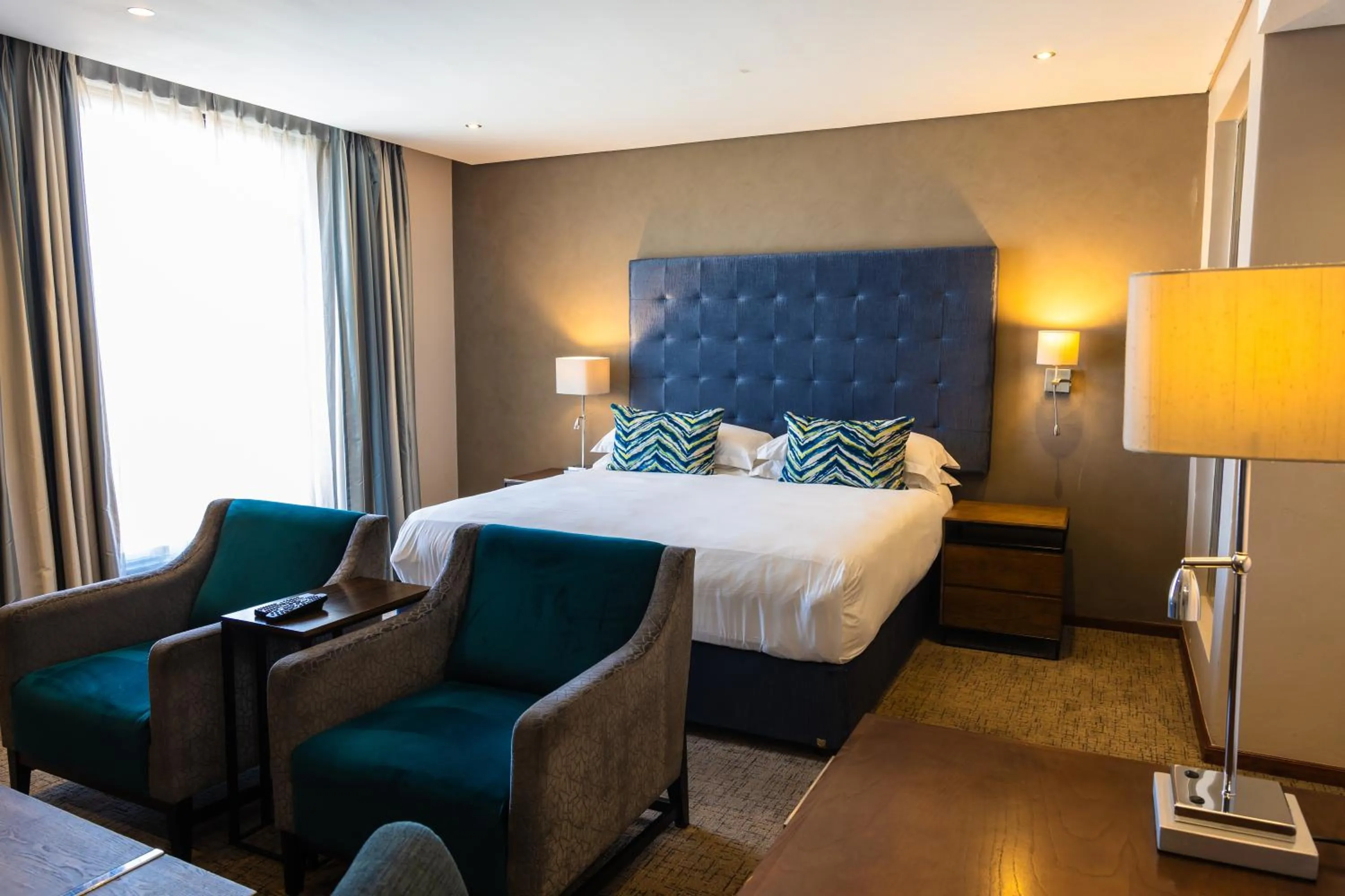 Seating area, Bed in Premier Splendid Inn Bloemfontein