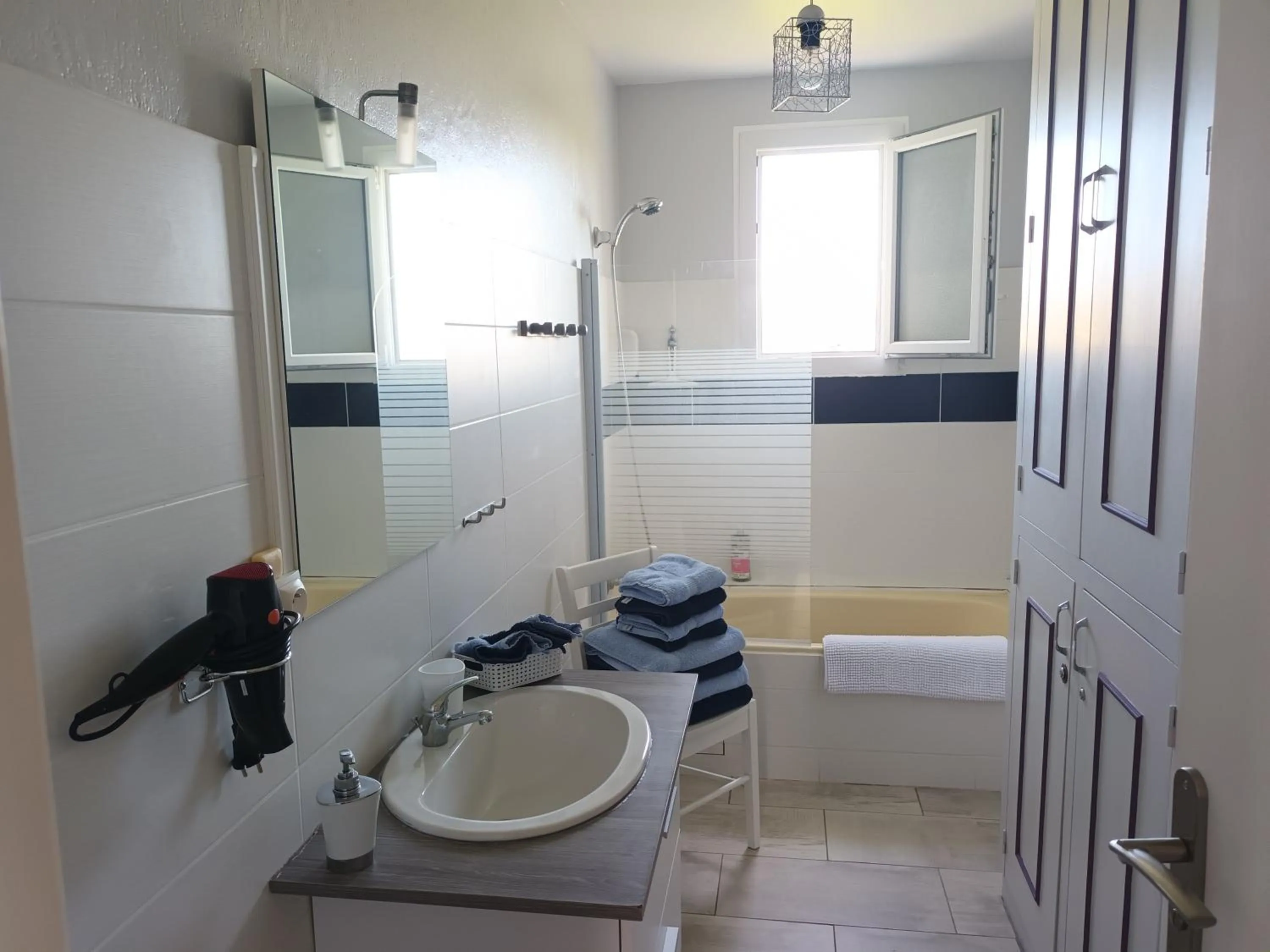 Bathroom in Au Nom des Dames, Maison et Table d'Hôtes, près de Chenonceau et du Zoo de Beauval