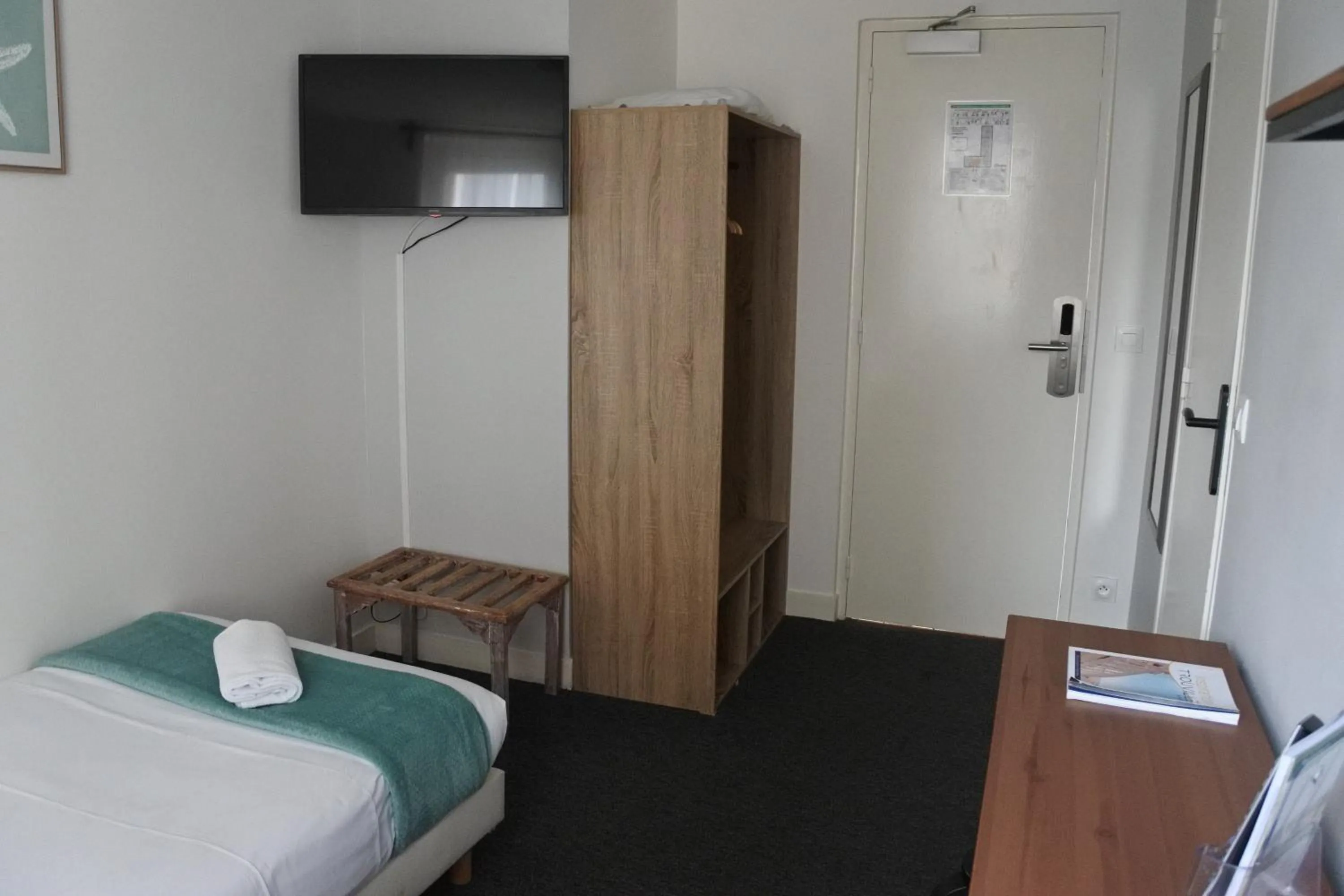 Bedroom, Bed in Hôtel L'Estran