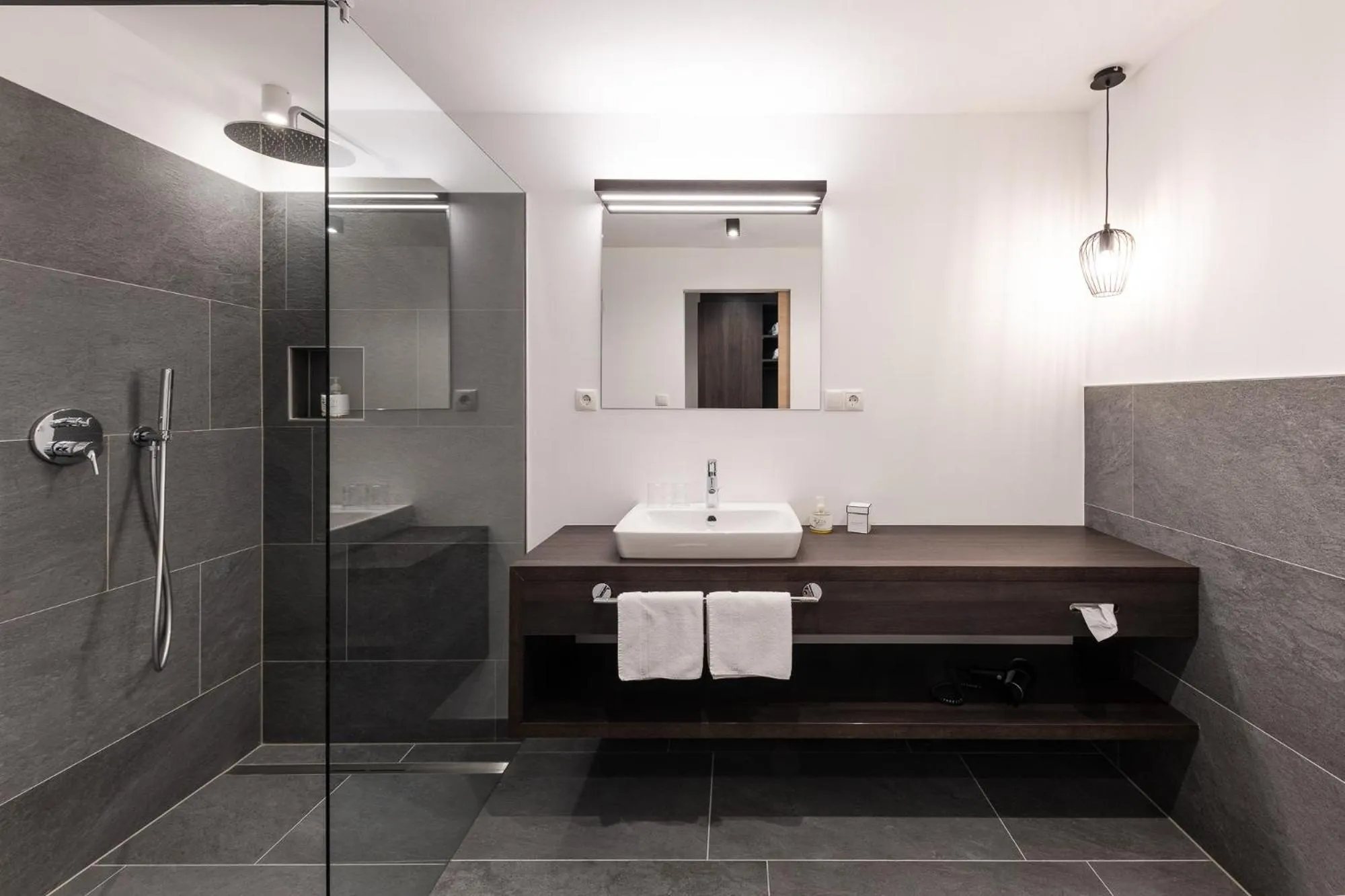 Shower in Oliven- & Genusshotel Hirzer