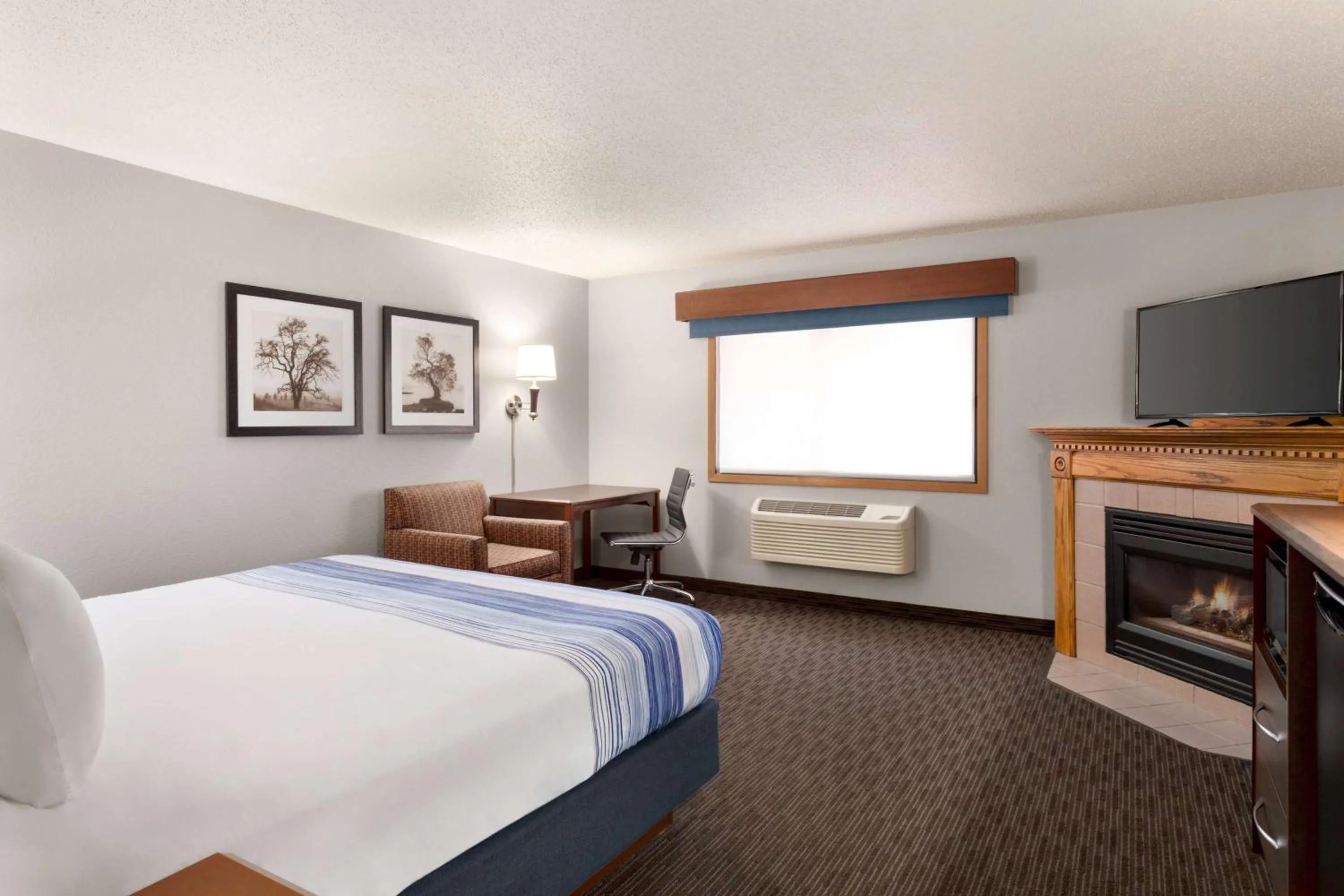 Photo of the whole room, Bed in AmericInn by Wyndham Sauk Centre
