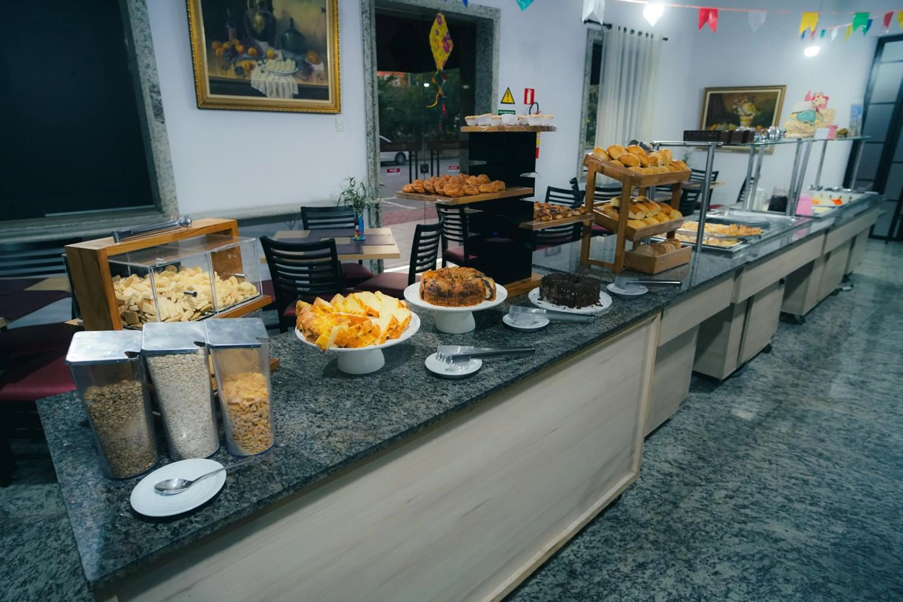 Buffet breakfast in Hotel Euro Suite Poços de Caldas By Nacional Inn