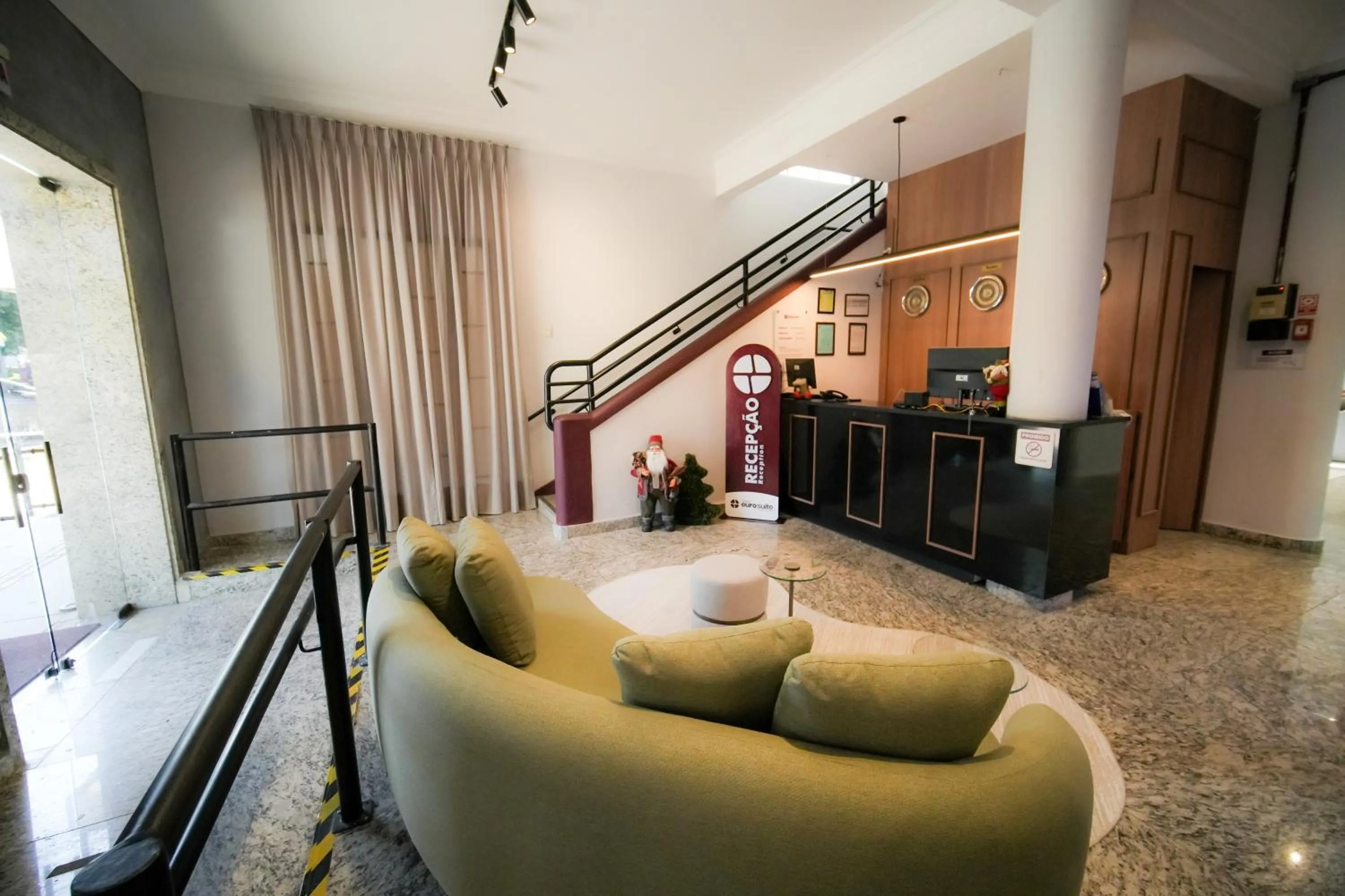 Lobby or reception in Hotel Euro Suite Poços de Caldas By Nacional Inn