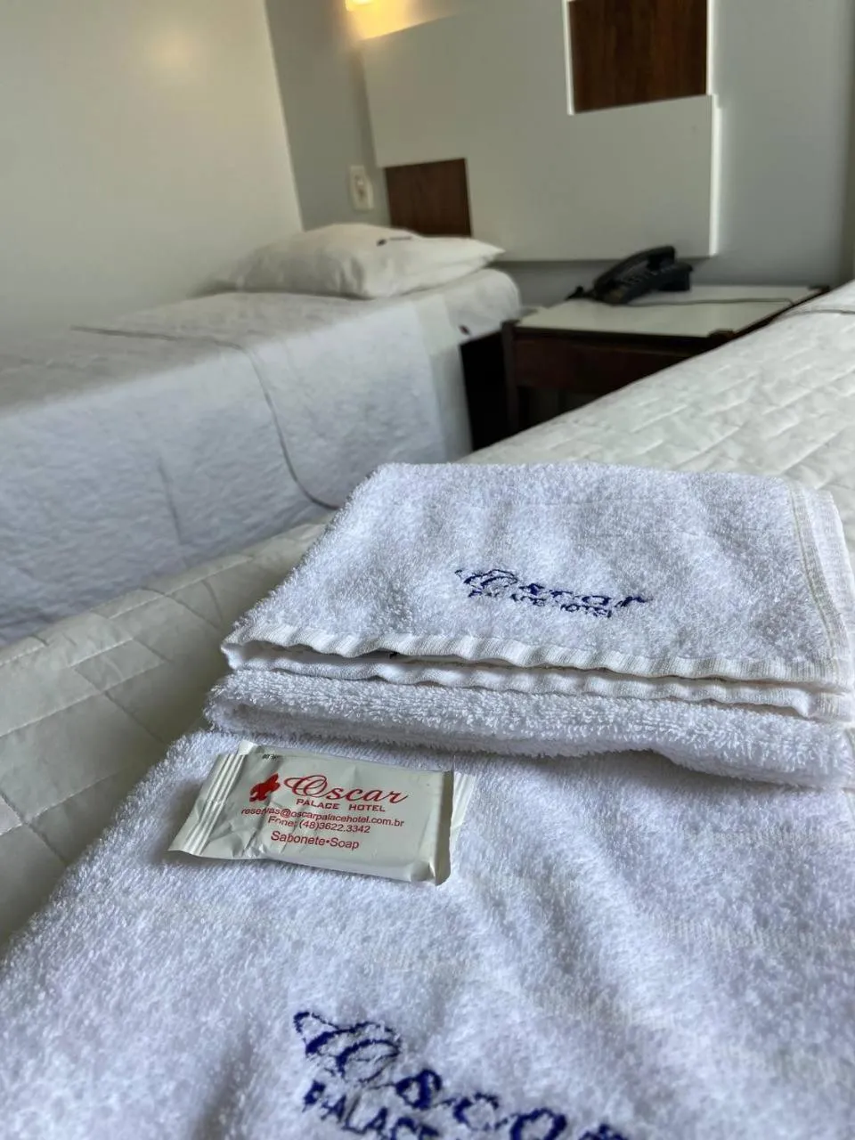 towels, Bed in Oscar Palace Hotel - Centro de Tubarão
