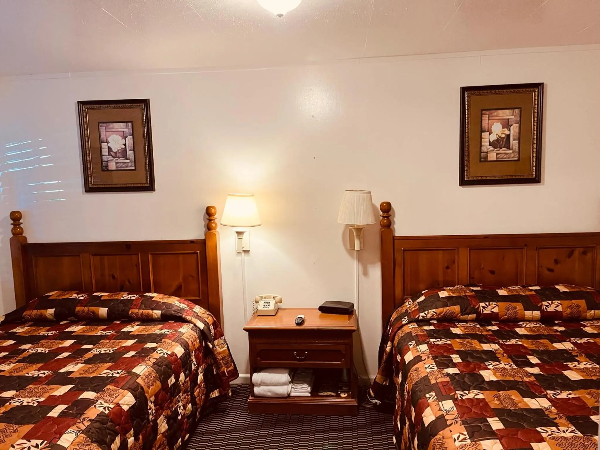 Bedroom, Bed in Jumping Frog Motel