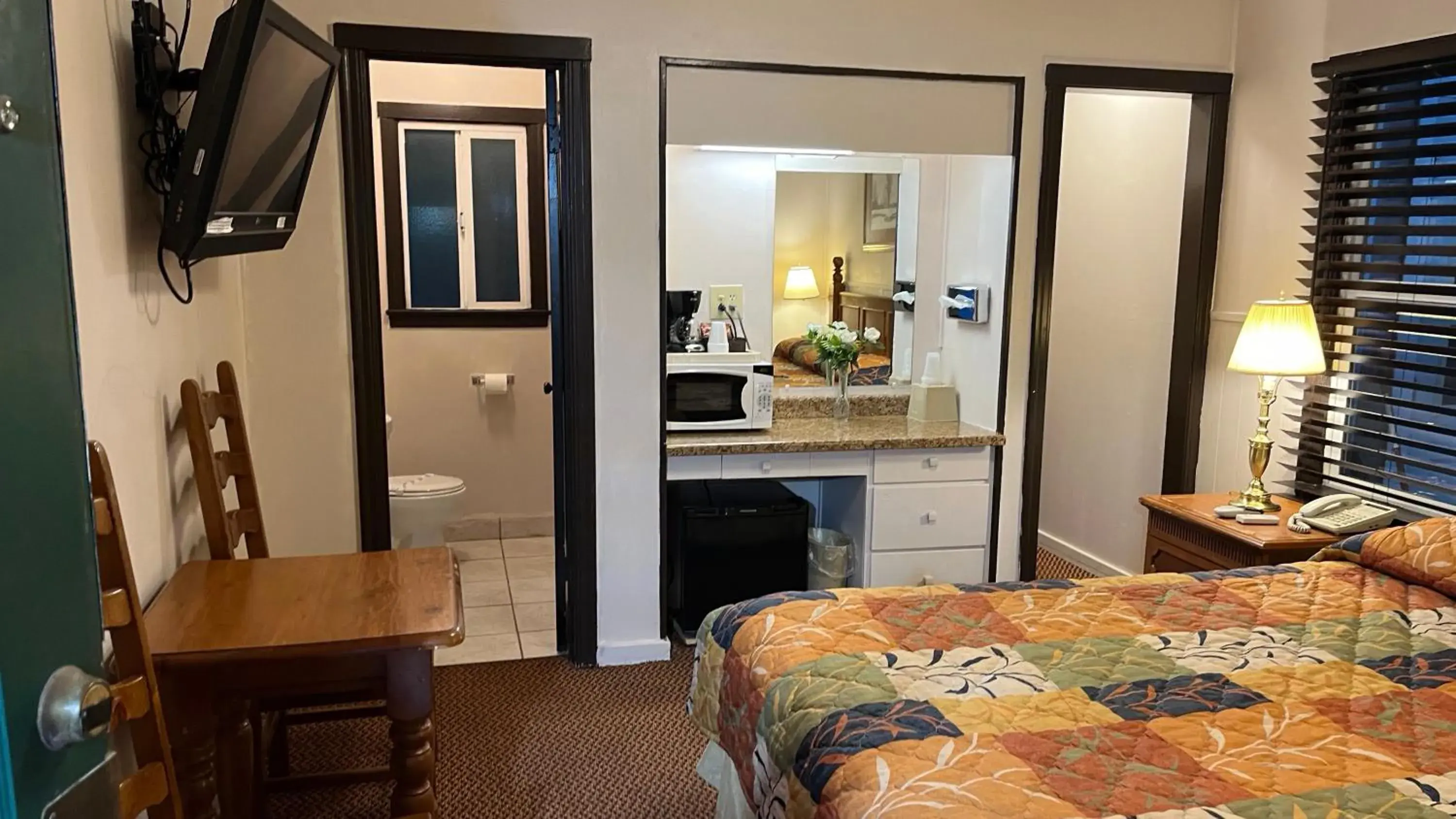 King Room - single occupancy in Jumping Frog Motel King Room - single occupancy in Jumping Frog Motel