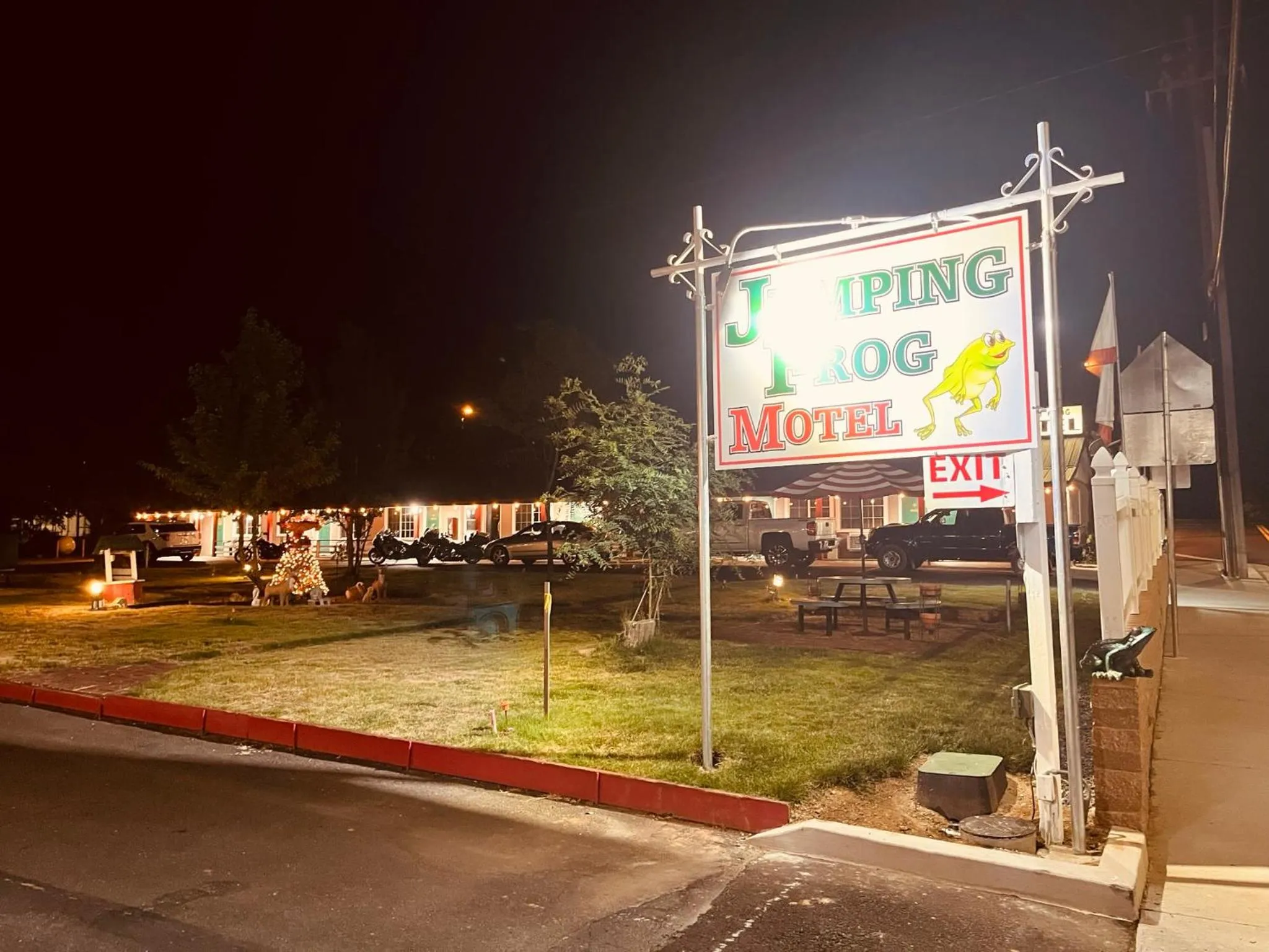 Property logo or sign in Jumping Frog Motel
