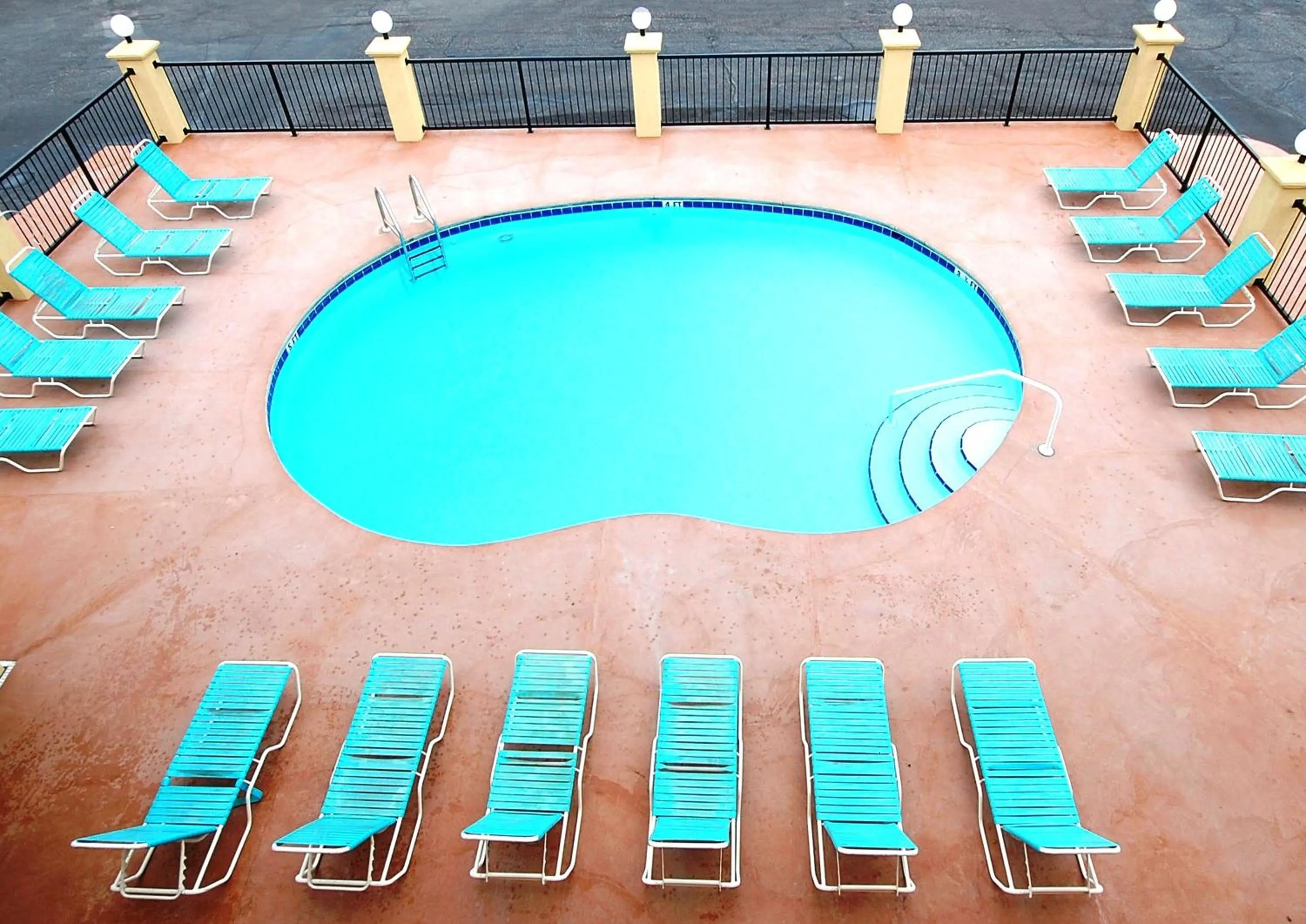 Swimming pool in Fairway Inn