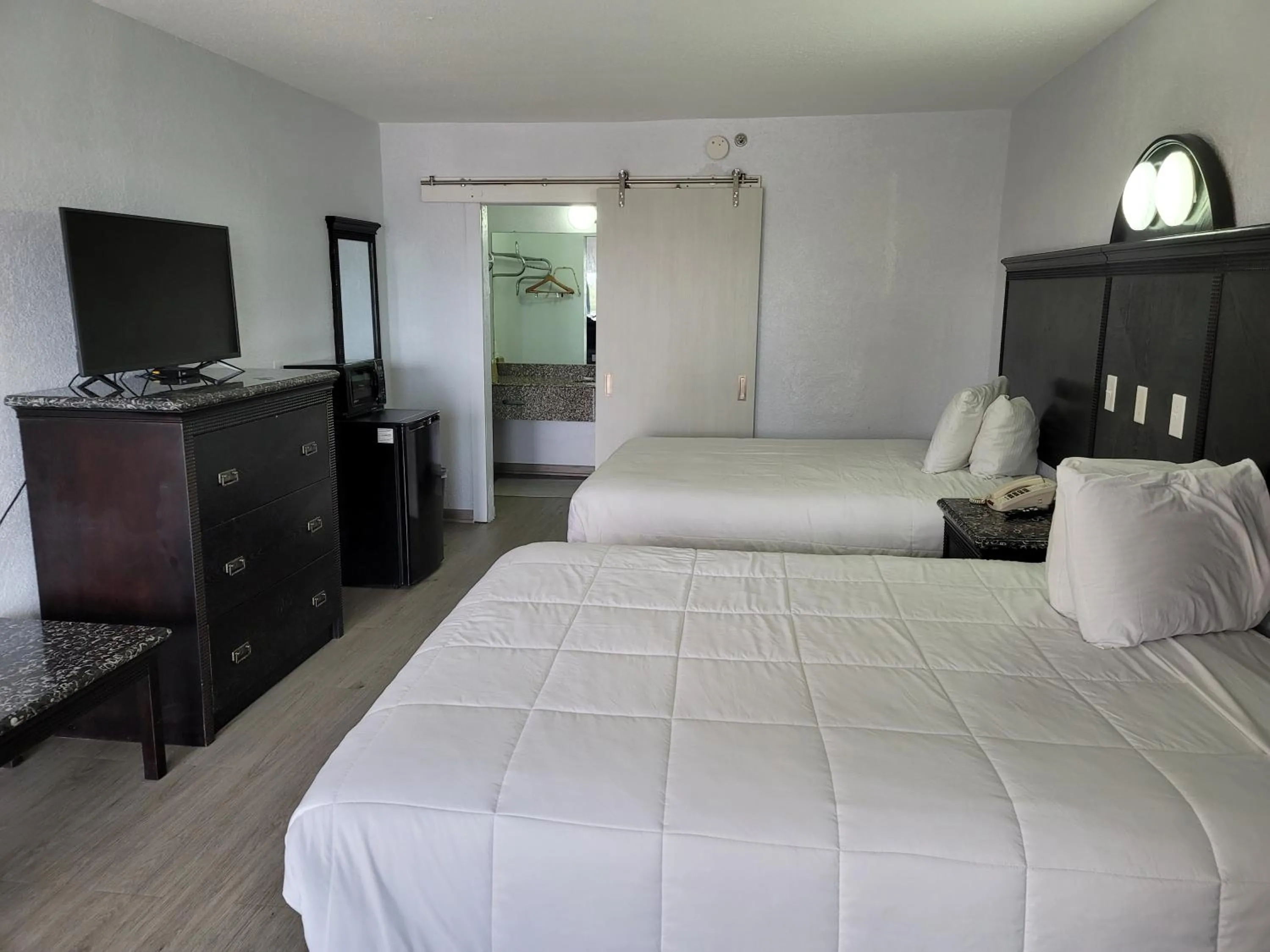 Property building, Bed in Fairway Inn