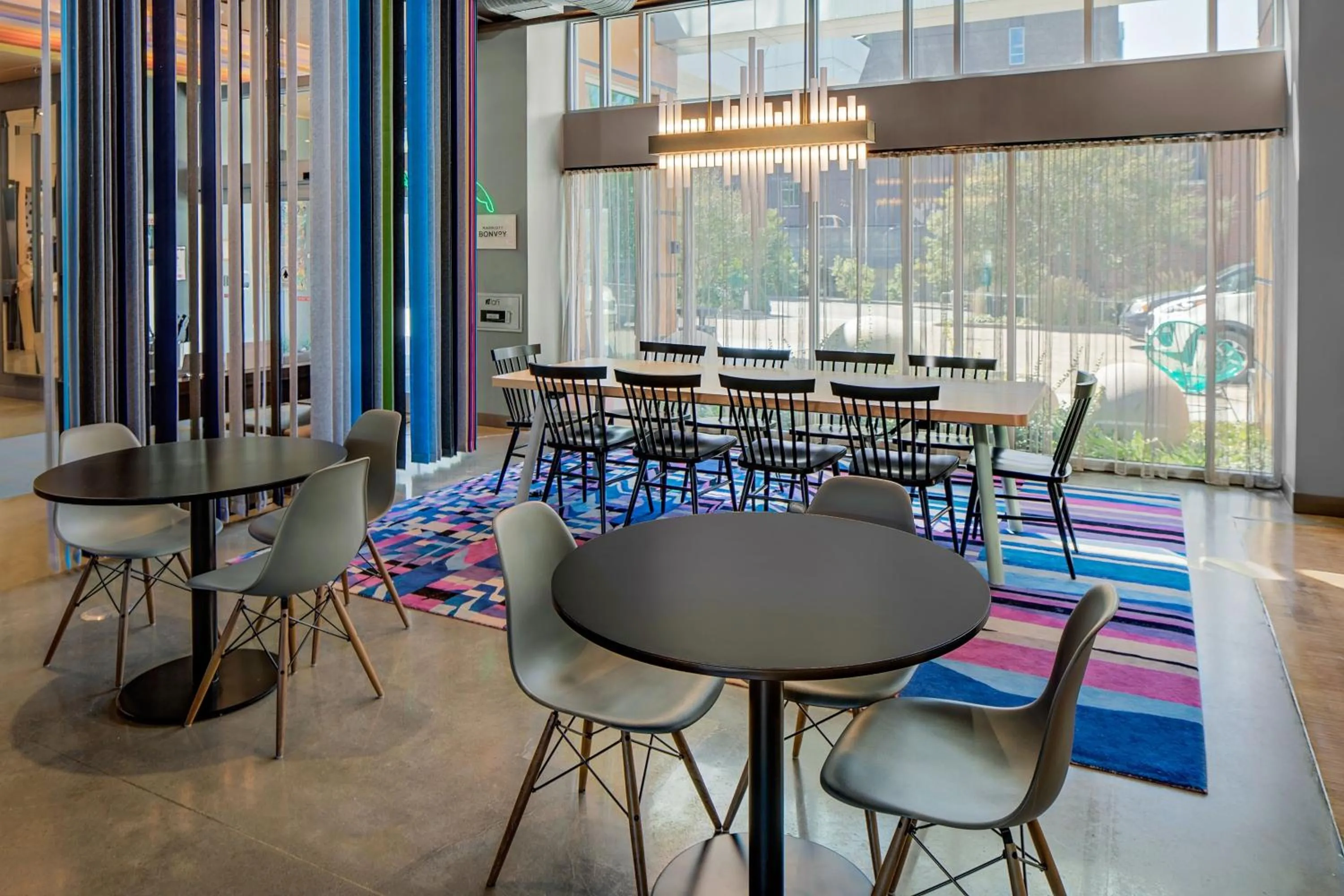 Lounge or bar in Aloft Chapel Hill
