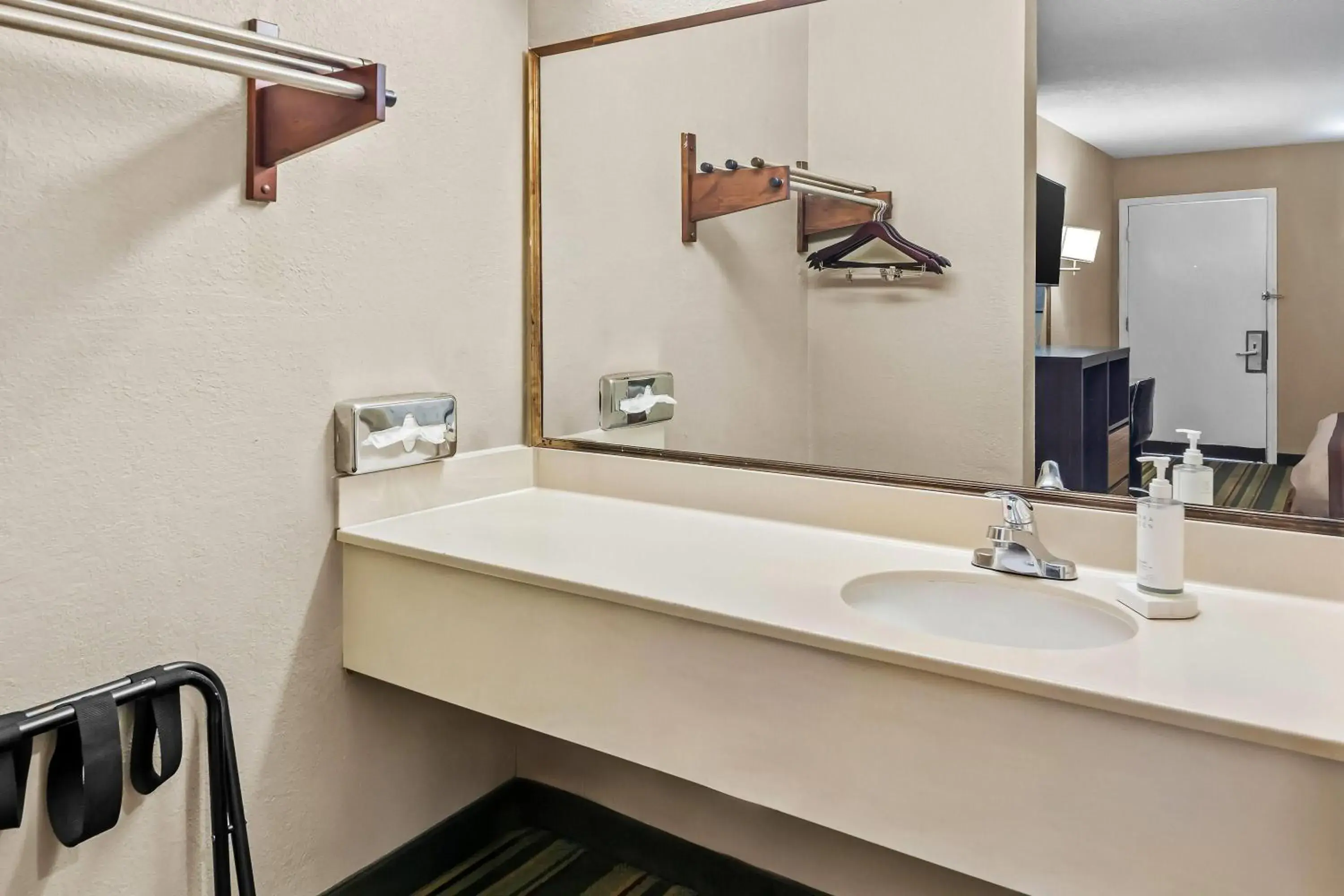 King Room - Non-Smoking in Super 8 by Wyndham Columbia/Ft. Jackson SC King Room - Non-Smoking in Super 8 by Wyndham Columbia/Ft. Jackson SC