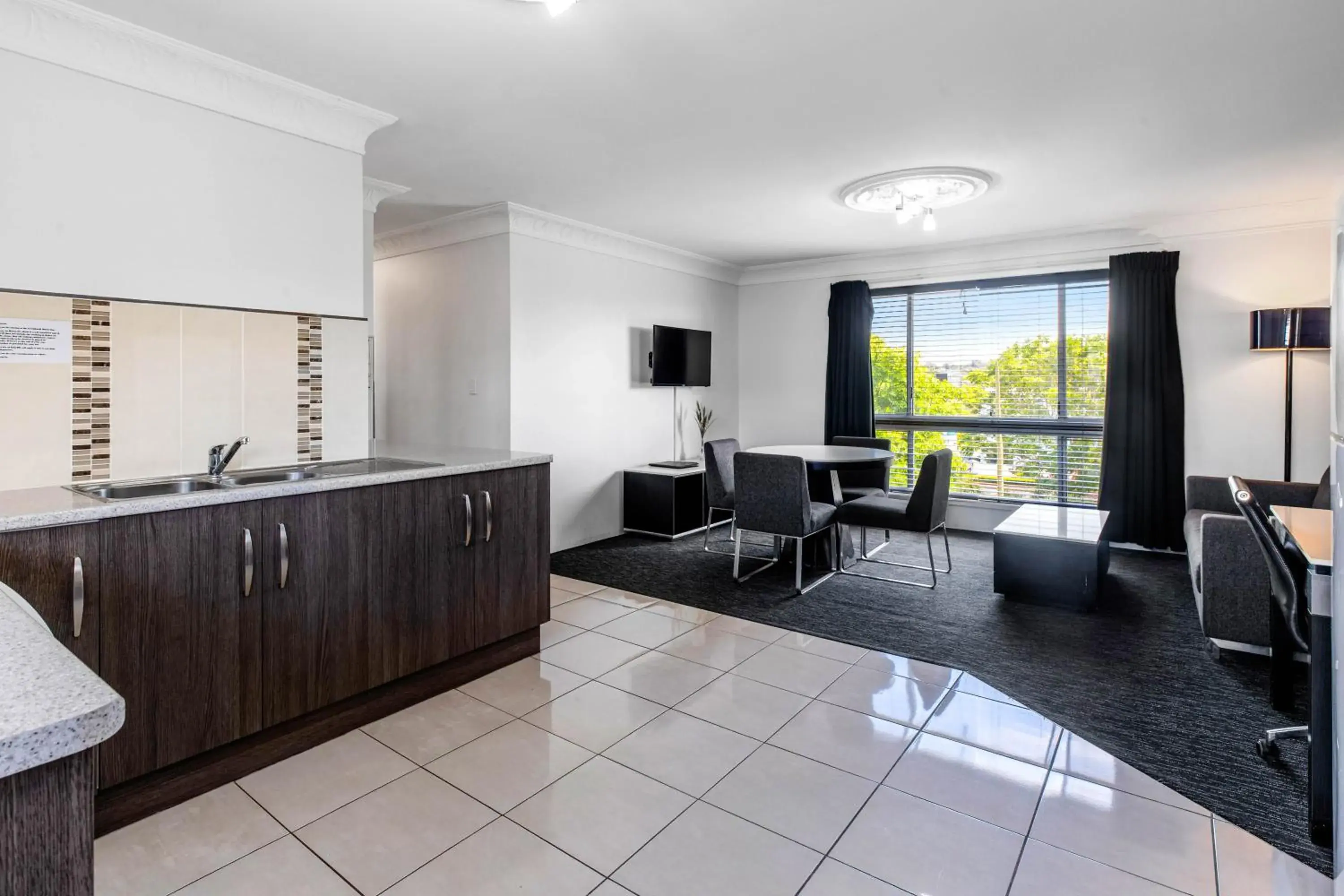 Three-Bedroom Apartment in Leichhardt Motor Inn Three-Bedroom Apartment in Leichhardt Motor Inn