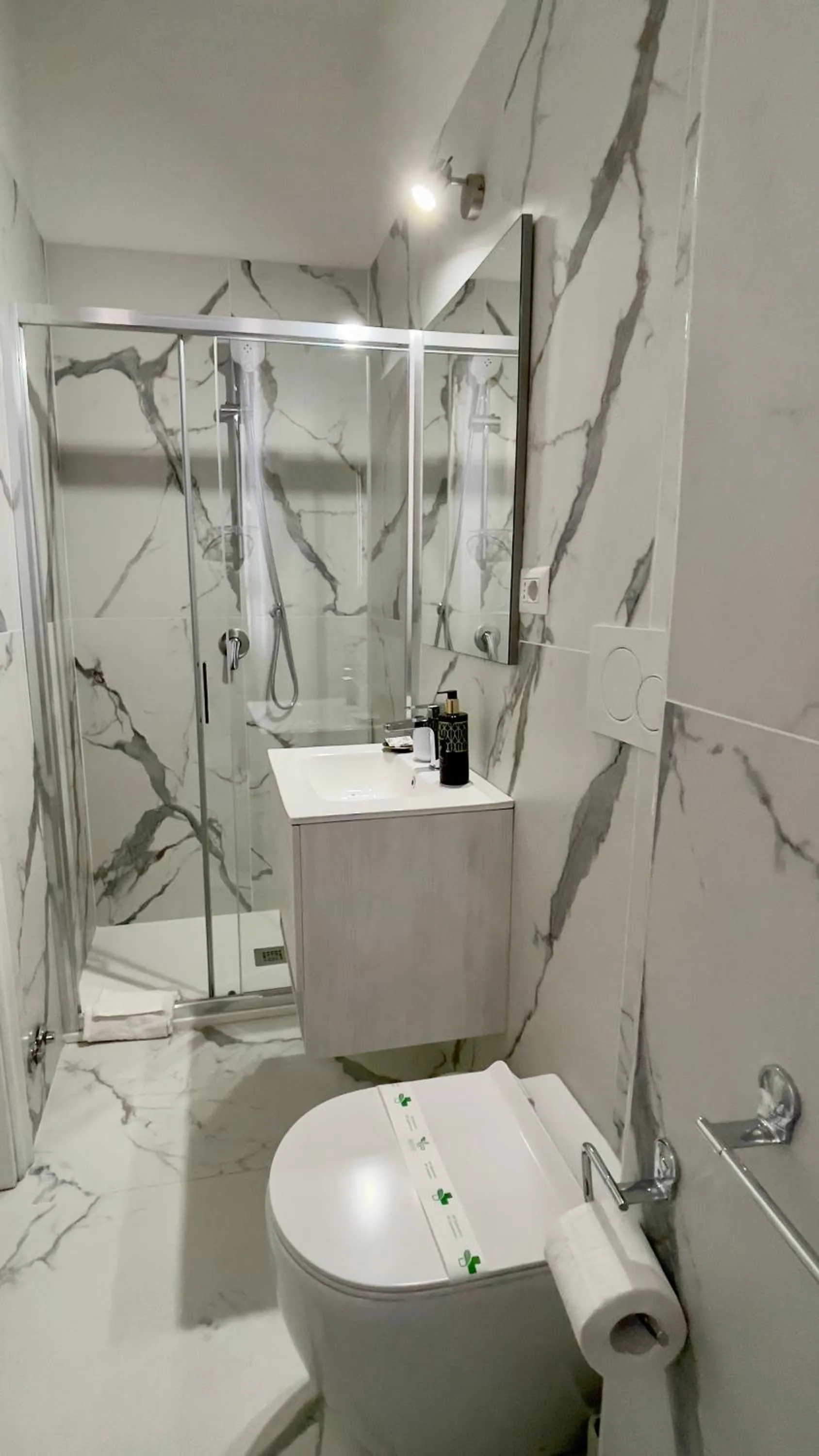 Shower in Suitedream Vatican