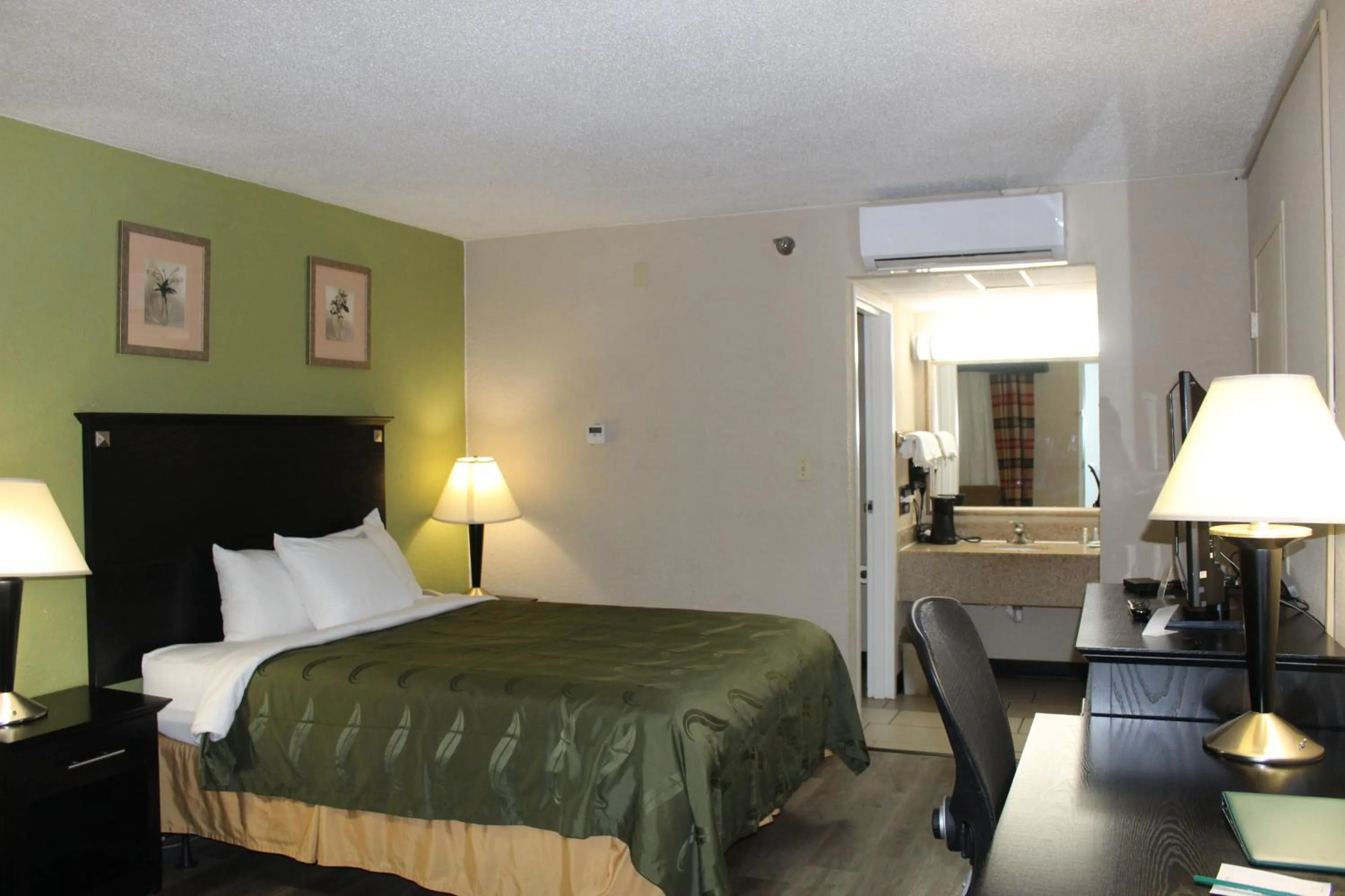 Bed in Quality Inn & Suites Moline - Quad Cities