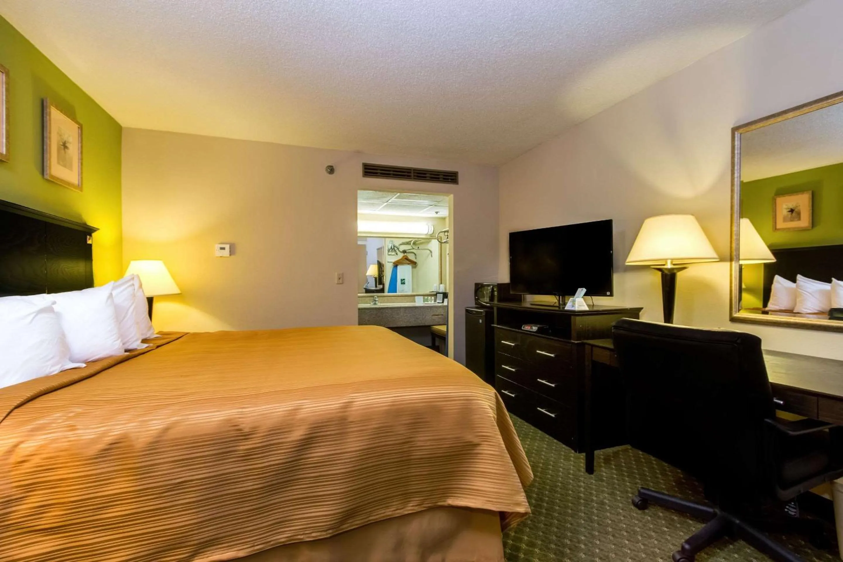 Photo of the whole room, Bed in Quality Inn & Suites Moline - Quad Cities