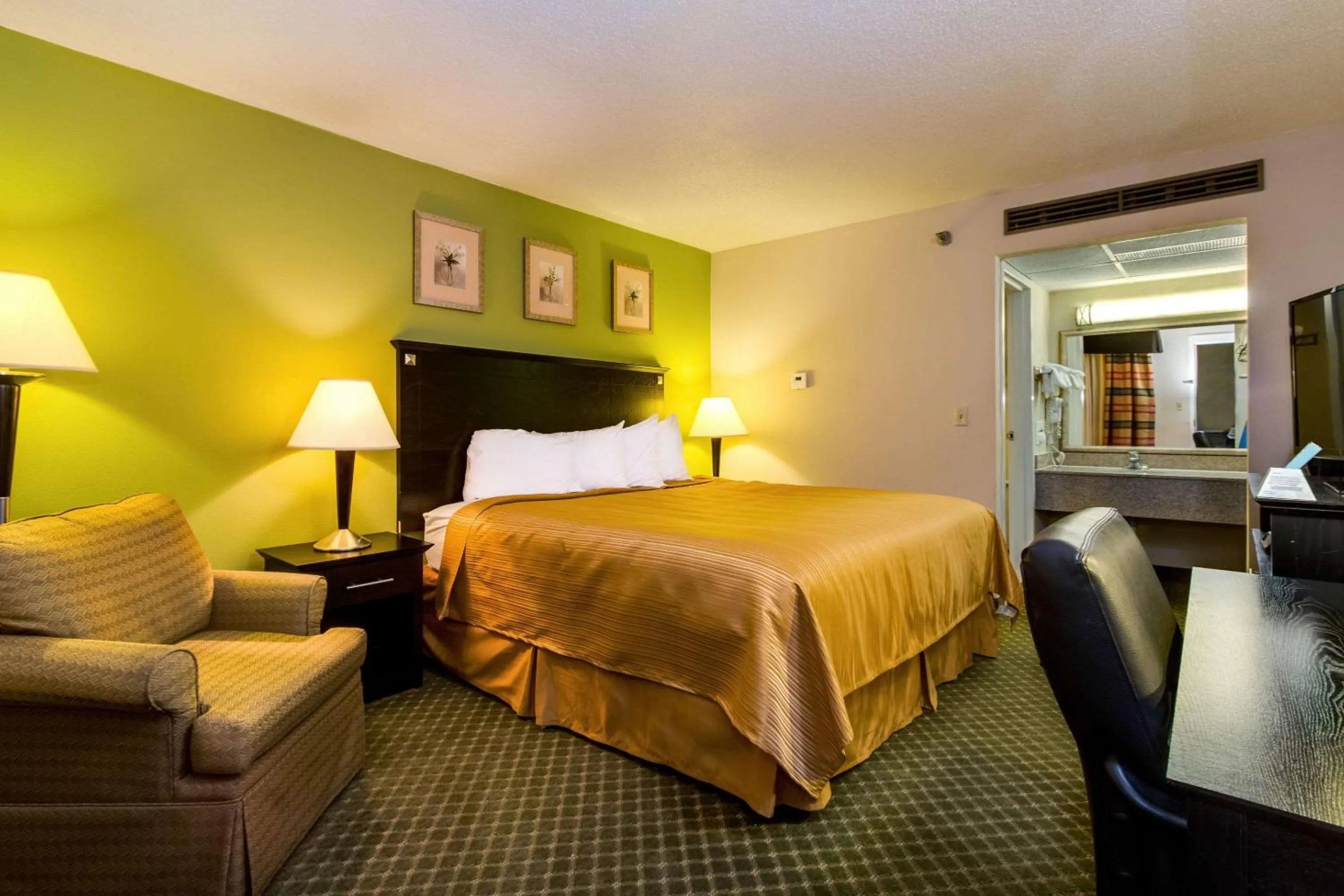 Photo of the whole room, Bed in Quality Inn & Suites Moline - Quad Cities