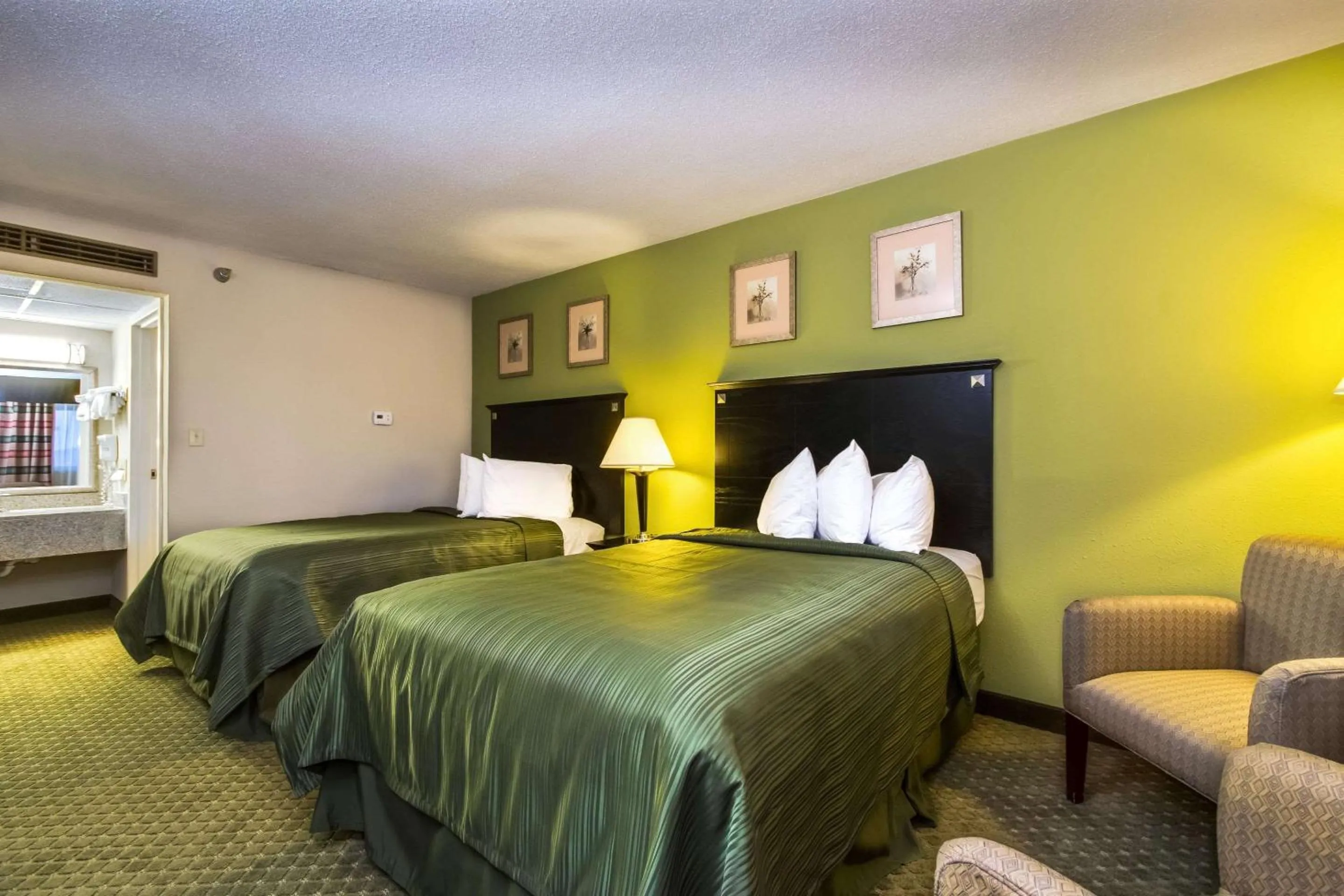 Photo of the whole room, Bed in Quality Inn & Suites Moline - Quad Cities
