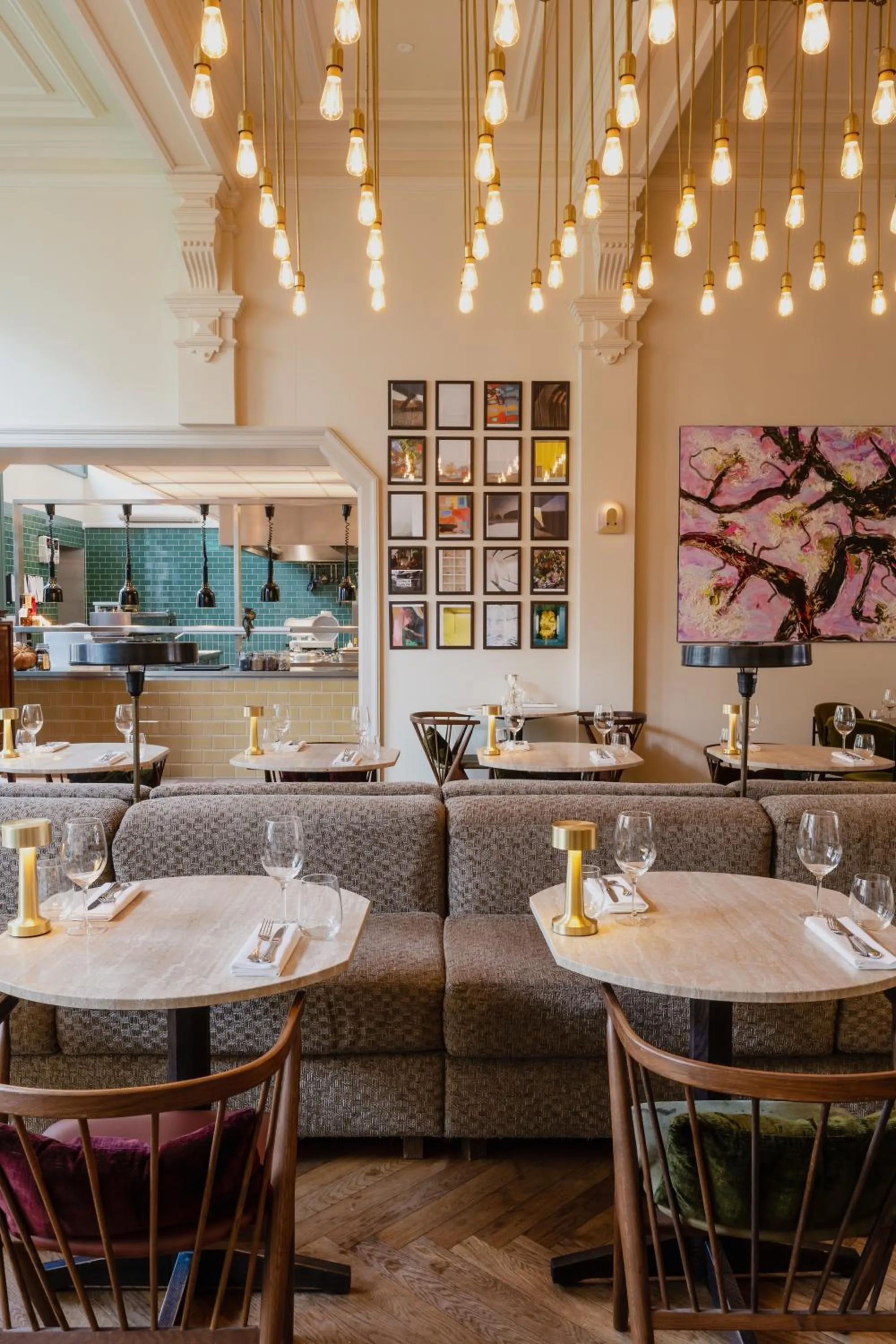 Restaurant/places to eat in Hotel Mercier