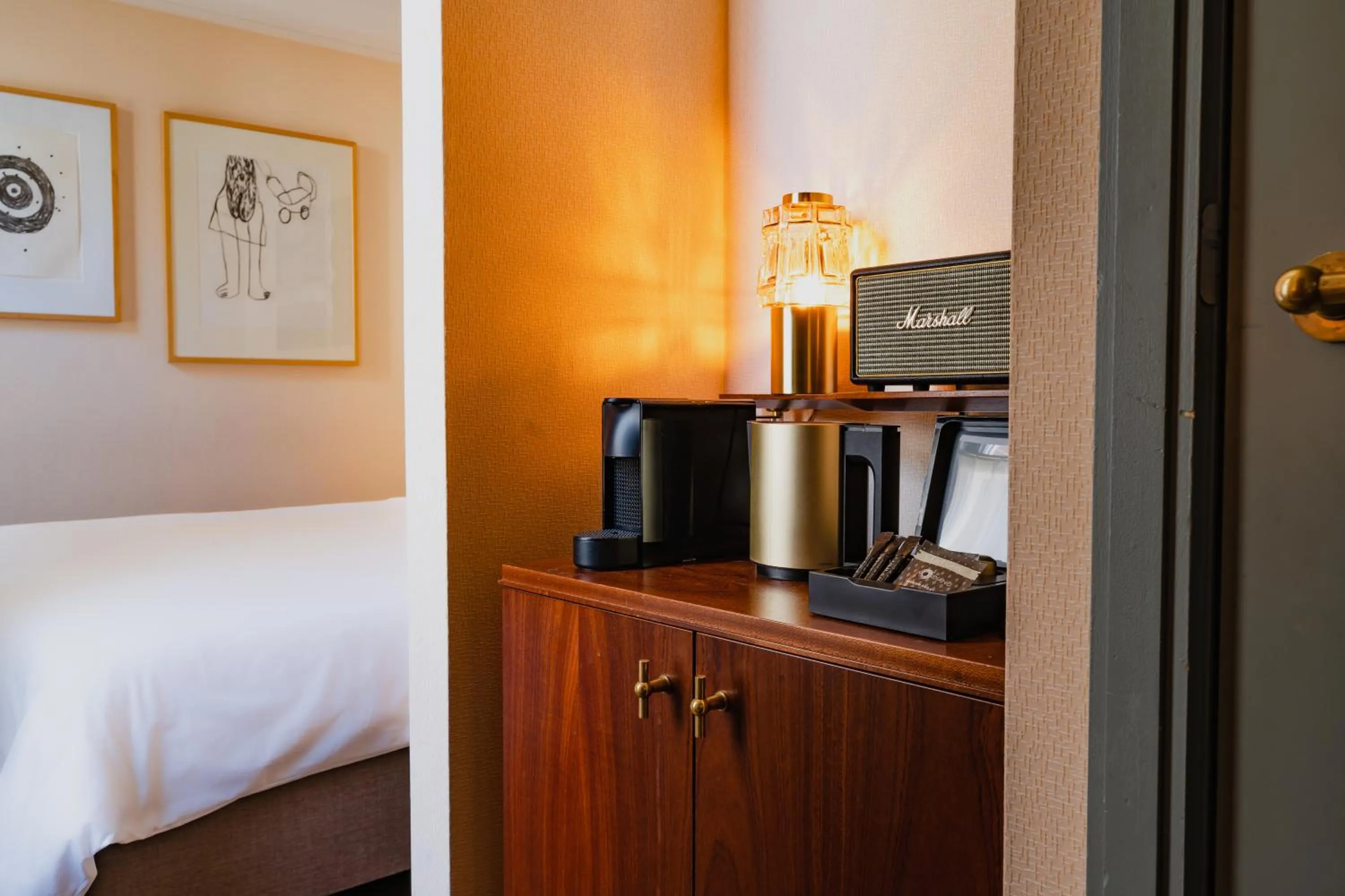 Coffee/tea facilities, Bed in Hotel Mercier