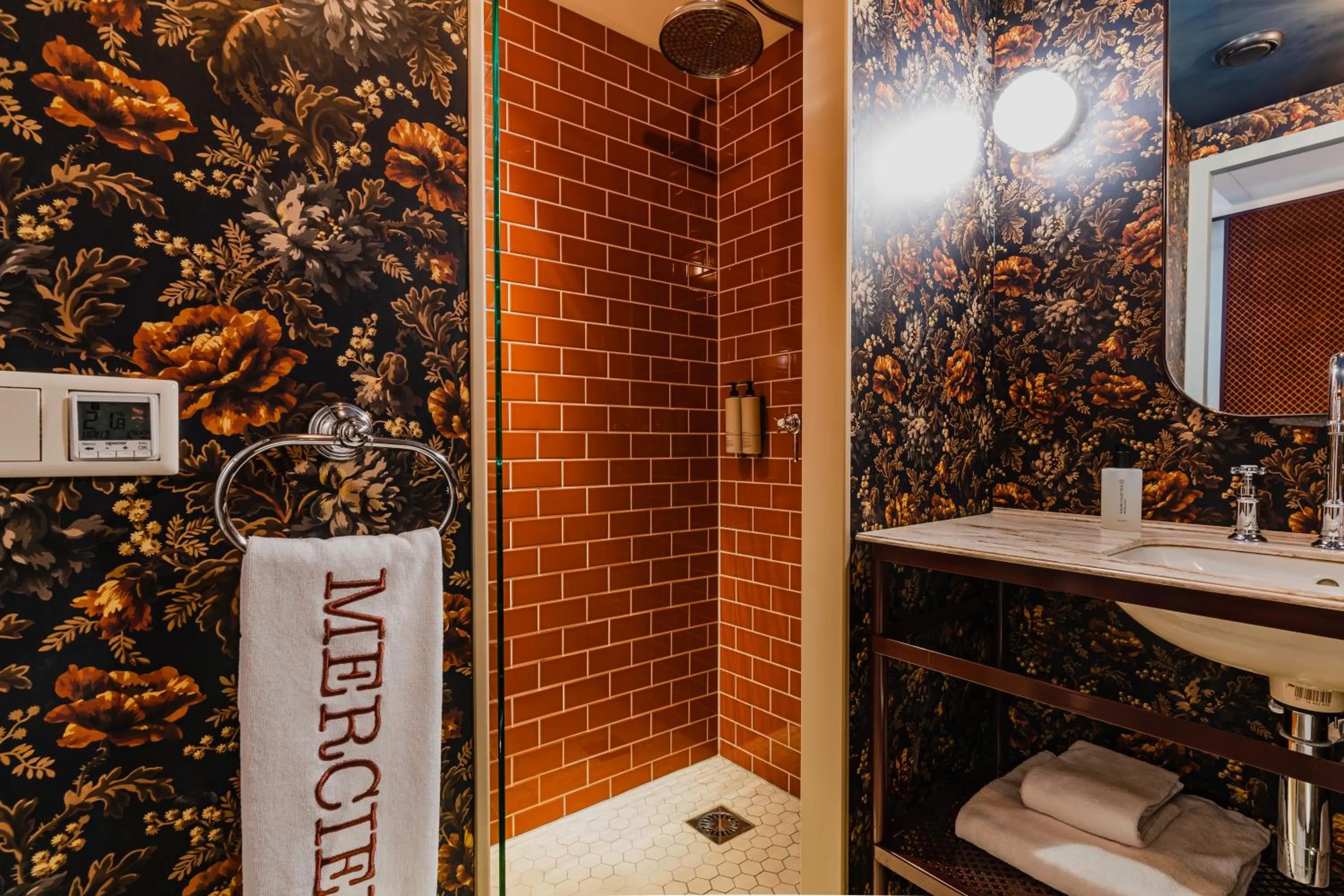 Shower in Hotel Mercier