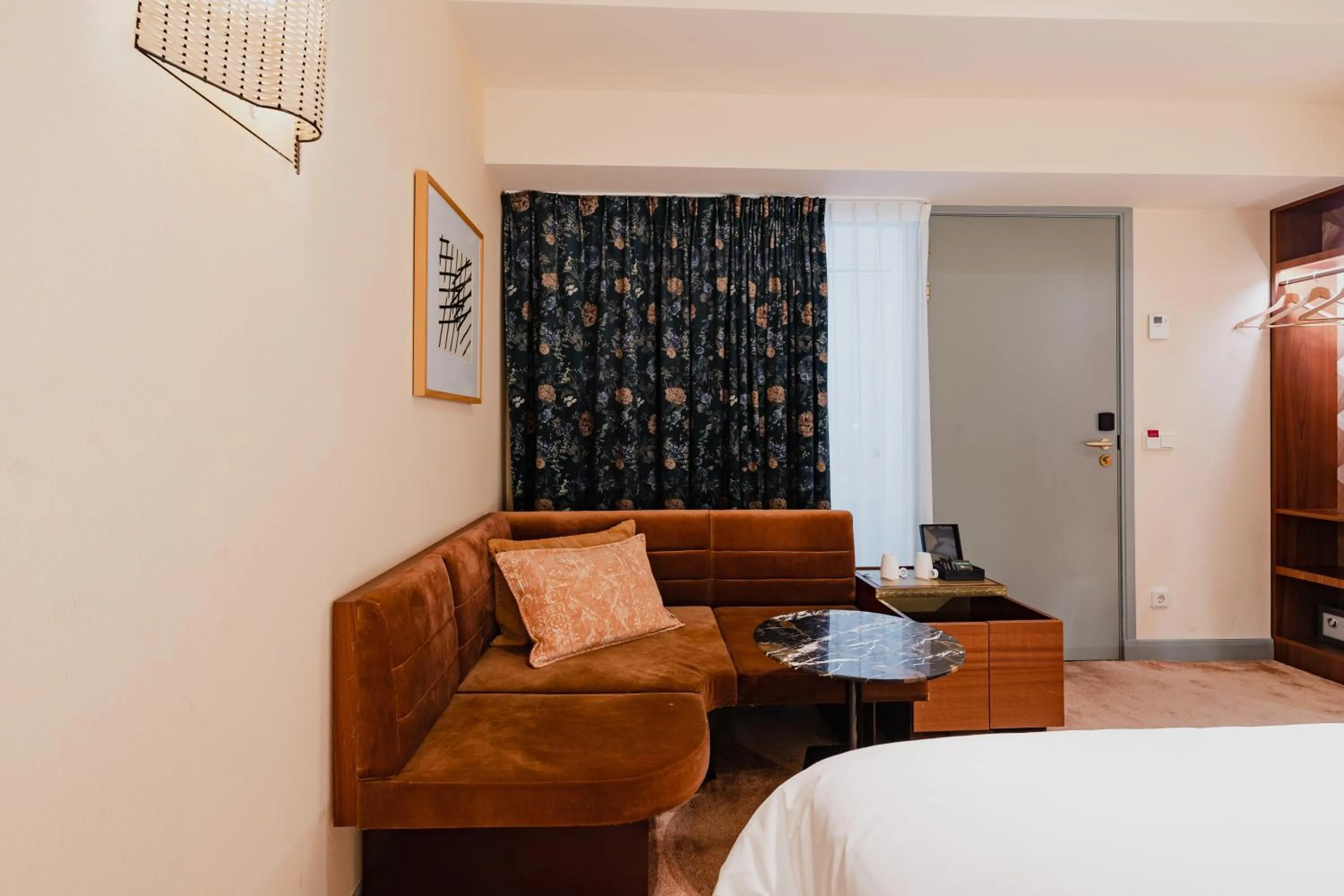 Living room, Bed in Hotel Mercier