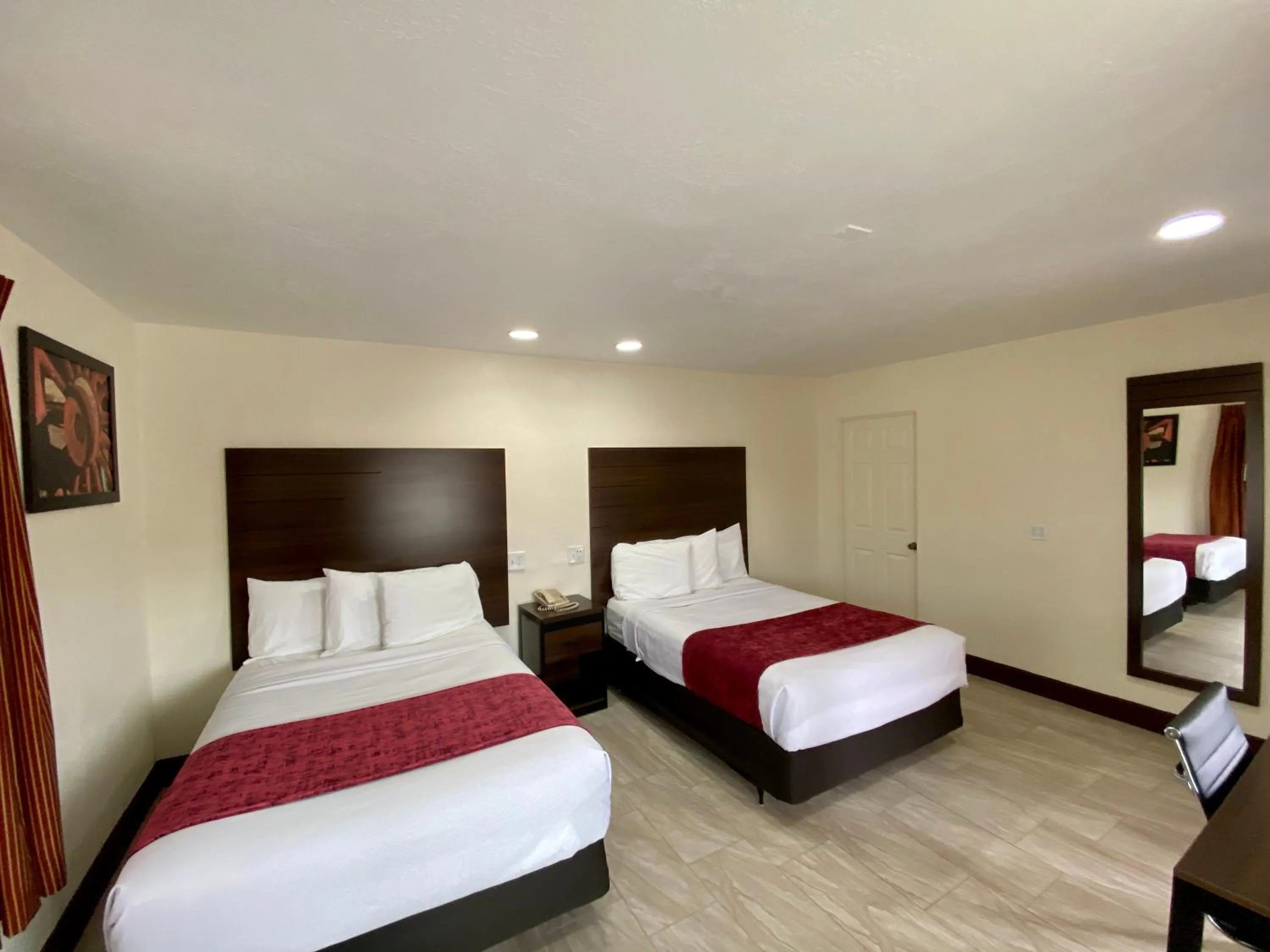 Bedroom, Bed in Roswell Inn