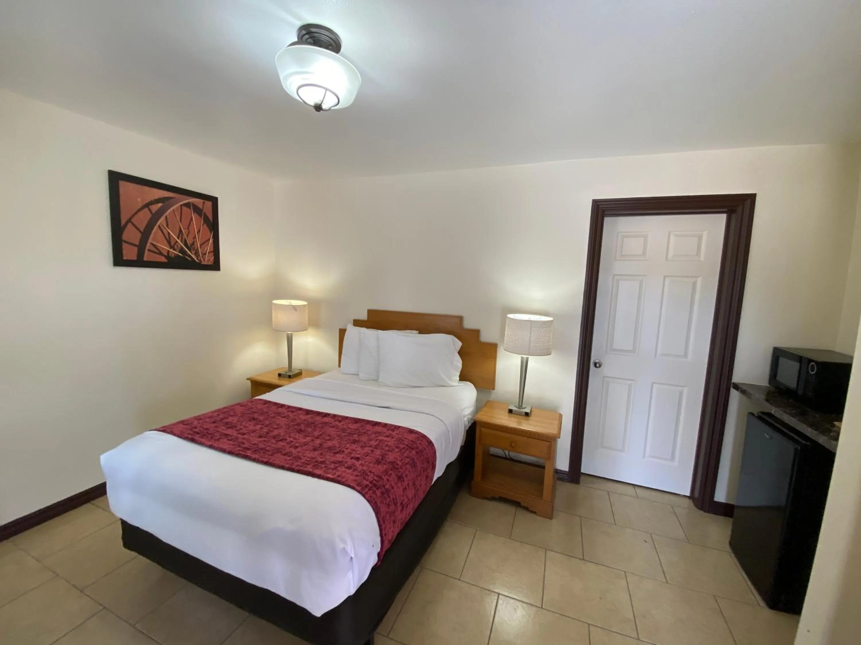 Photo of the whole room, Bed in Roswell Inn