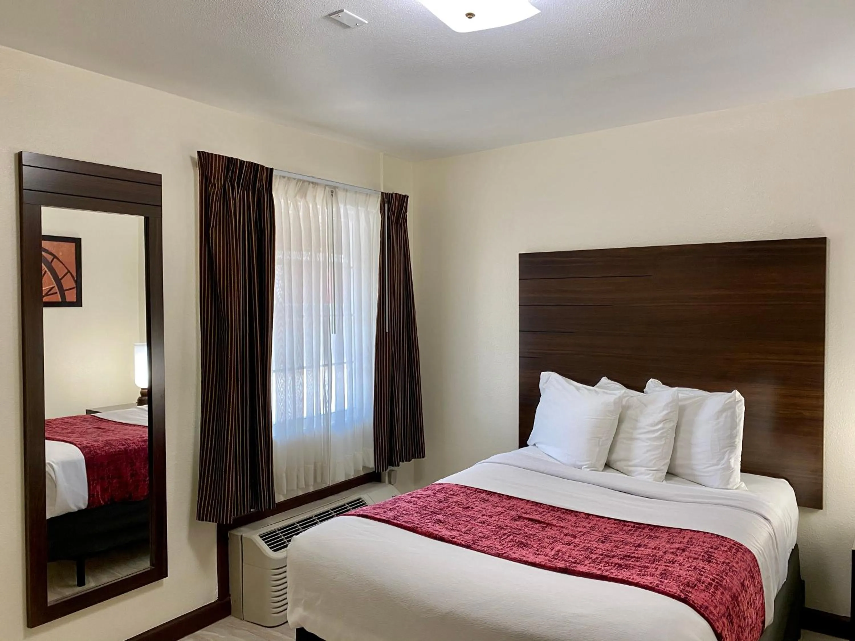 Bedroom, Bed in Roswell Inn