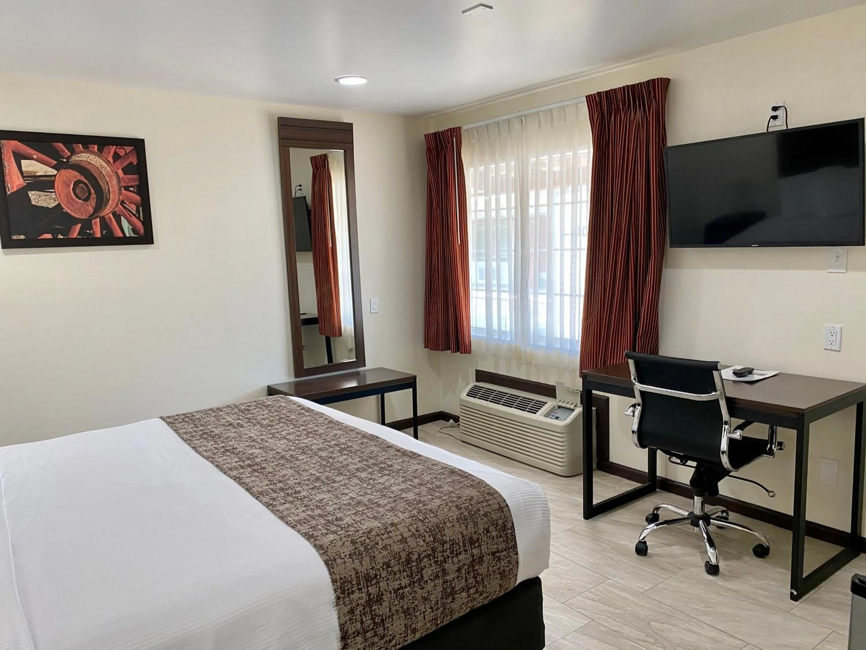 Bedroom, Bed in Roswell Inn