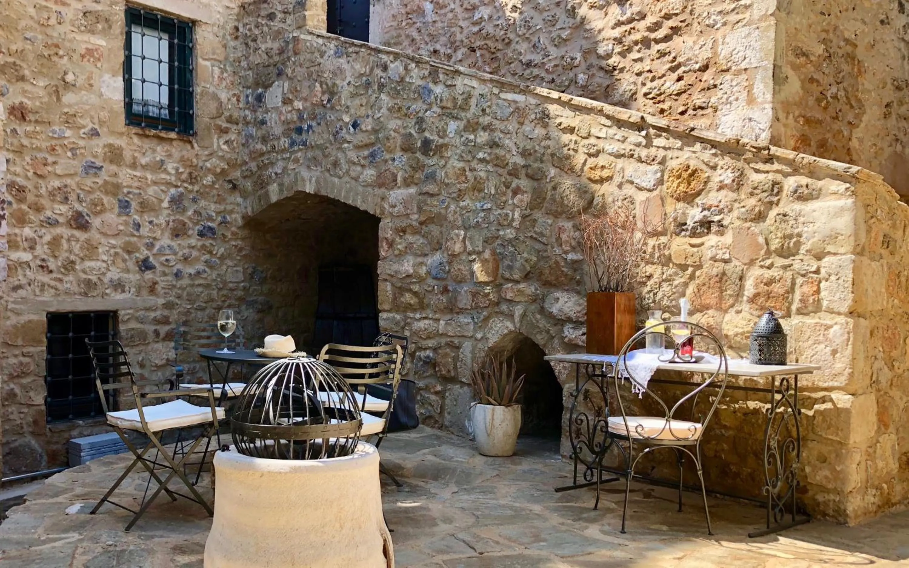 Facade/entrance in Villa Vager Mani Hotel