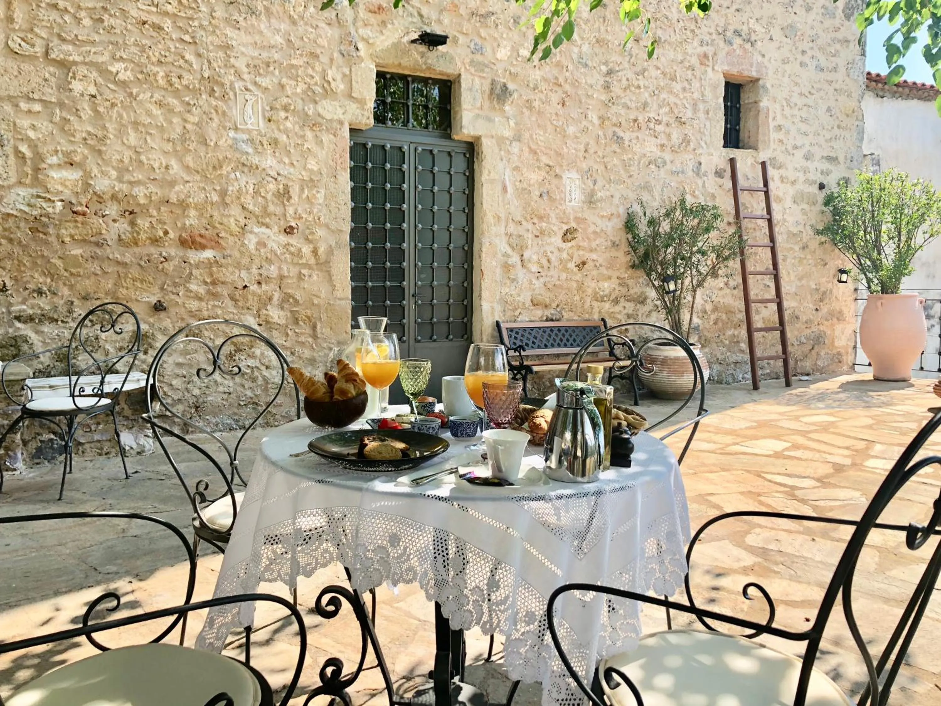 Food and drinks in Villa Vager Mani Hotel