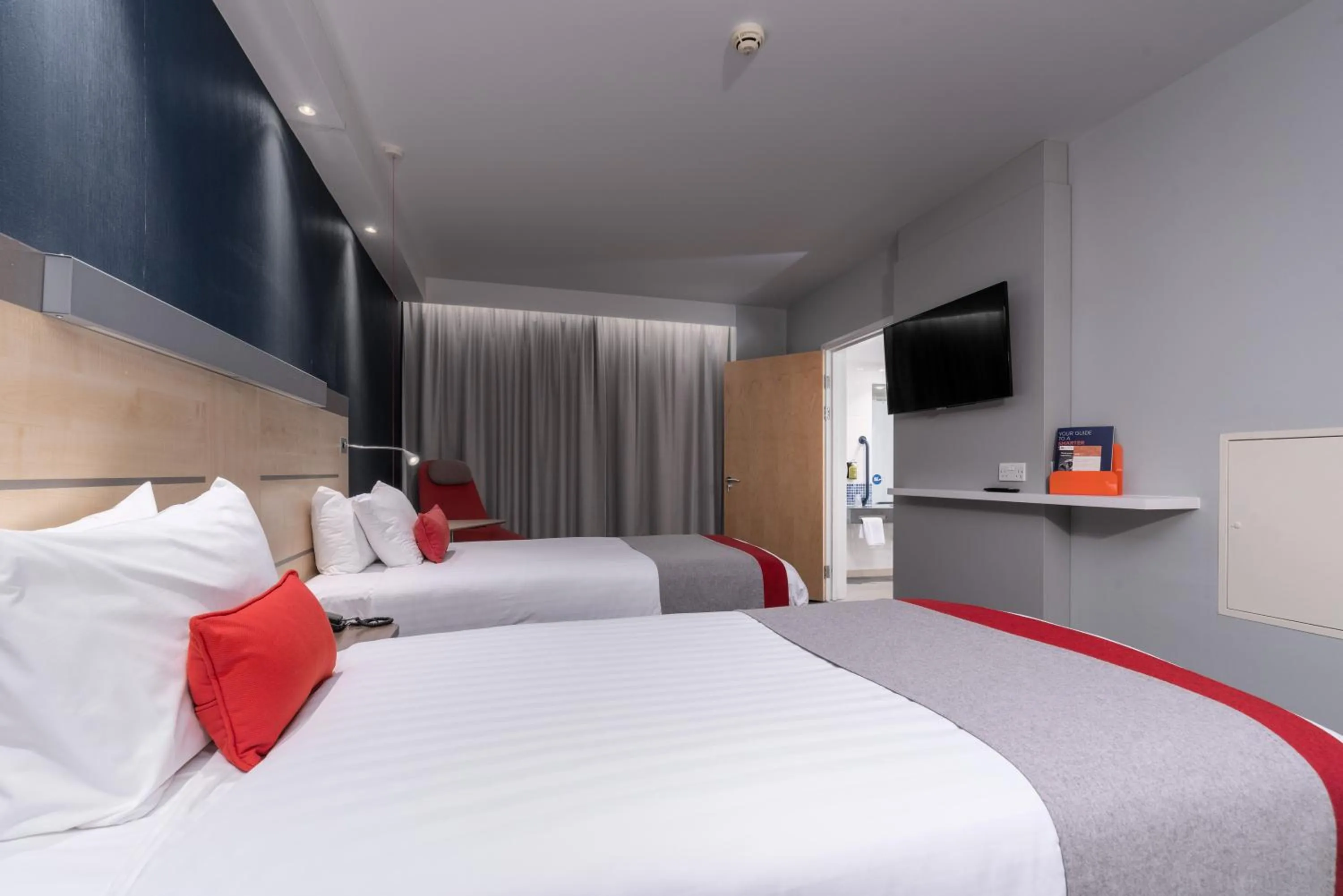 Photo of the whole room, Bed in Holiday Inn Express Burnley M65 Jct 10 by IHG